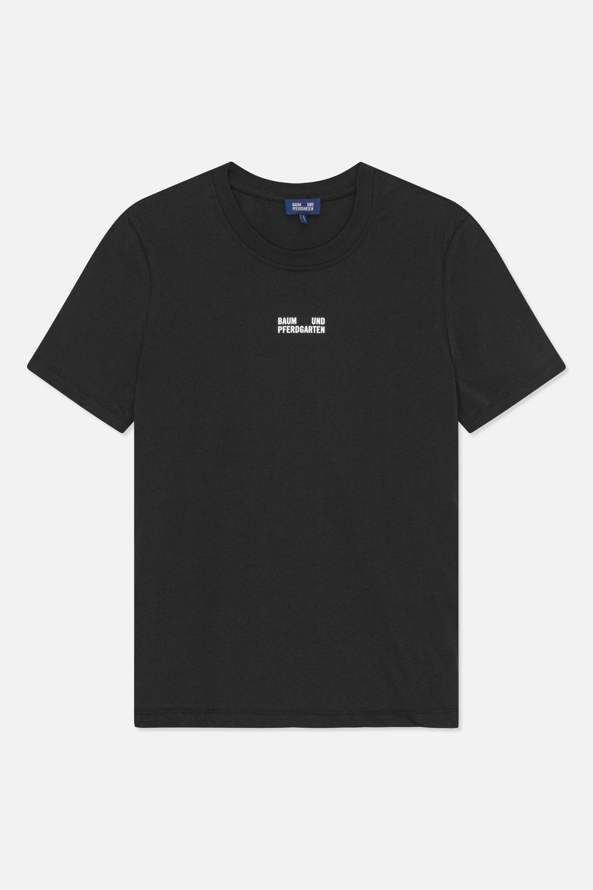 Vue de face d'un T-shirt noir à manches courtes et col rond, avec un petit lettrage blanc Baum und Pferdgarten sur la poitrine
