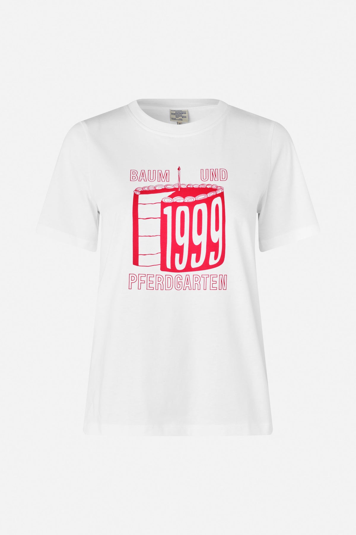 Weißes kurzärmliges T-Shirt mit rotem Geburtstagskuchen-Motiv und der Aufschrift „Baum und Pferdgarten 1999“ auf der Vorderseite.