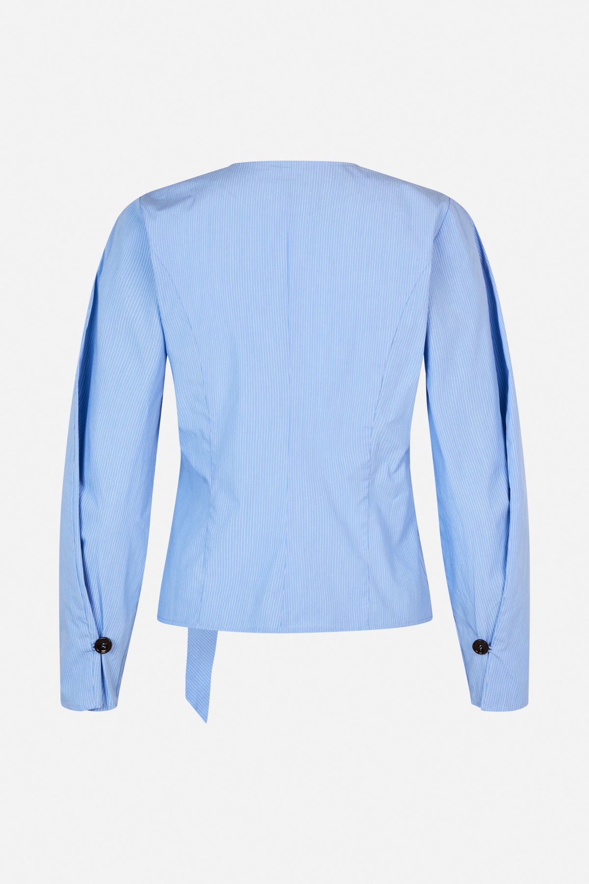 Rückansicht einer hellblauen Bluse mit Nadelstreifen, geformten Nähten, geknöpften Manschetten und einem schmalen, locker hängenden Bindeband.