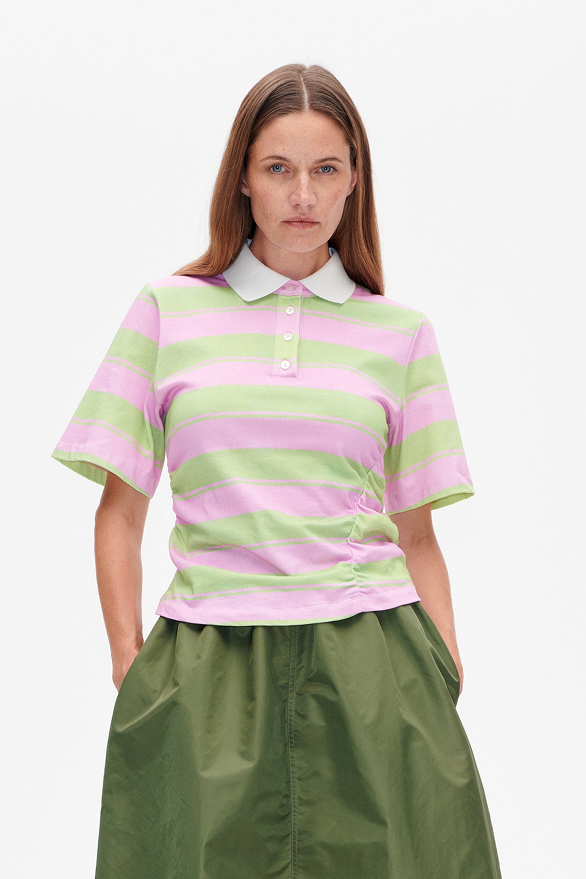 Vorderansicht eines kurzärmeligen gestreiften Poloshirts in Rosa und Hellgrün mit weißem Kragen und Knopfleiste