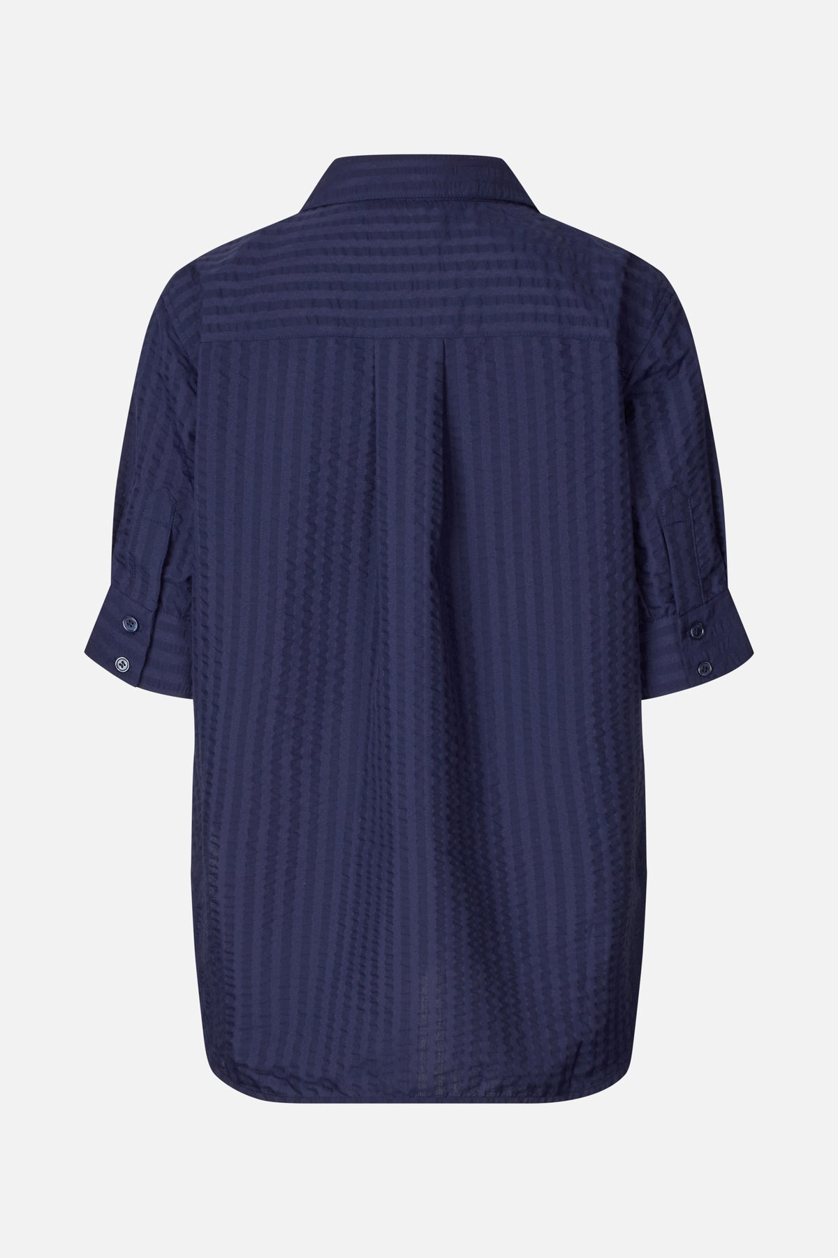 Vue de dos d'une chemise à col bleu marine foncé, à fines rayures ton sur ton et poignets boutonnés.