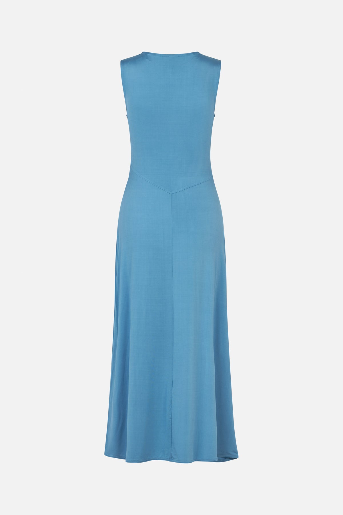 Achteraanzicht van een effen blauwe mouwloze maxi-jurk met een getailleerde taille, V-vormige tailienaad en lange rechte rok.