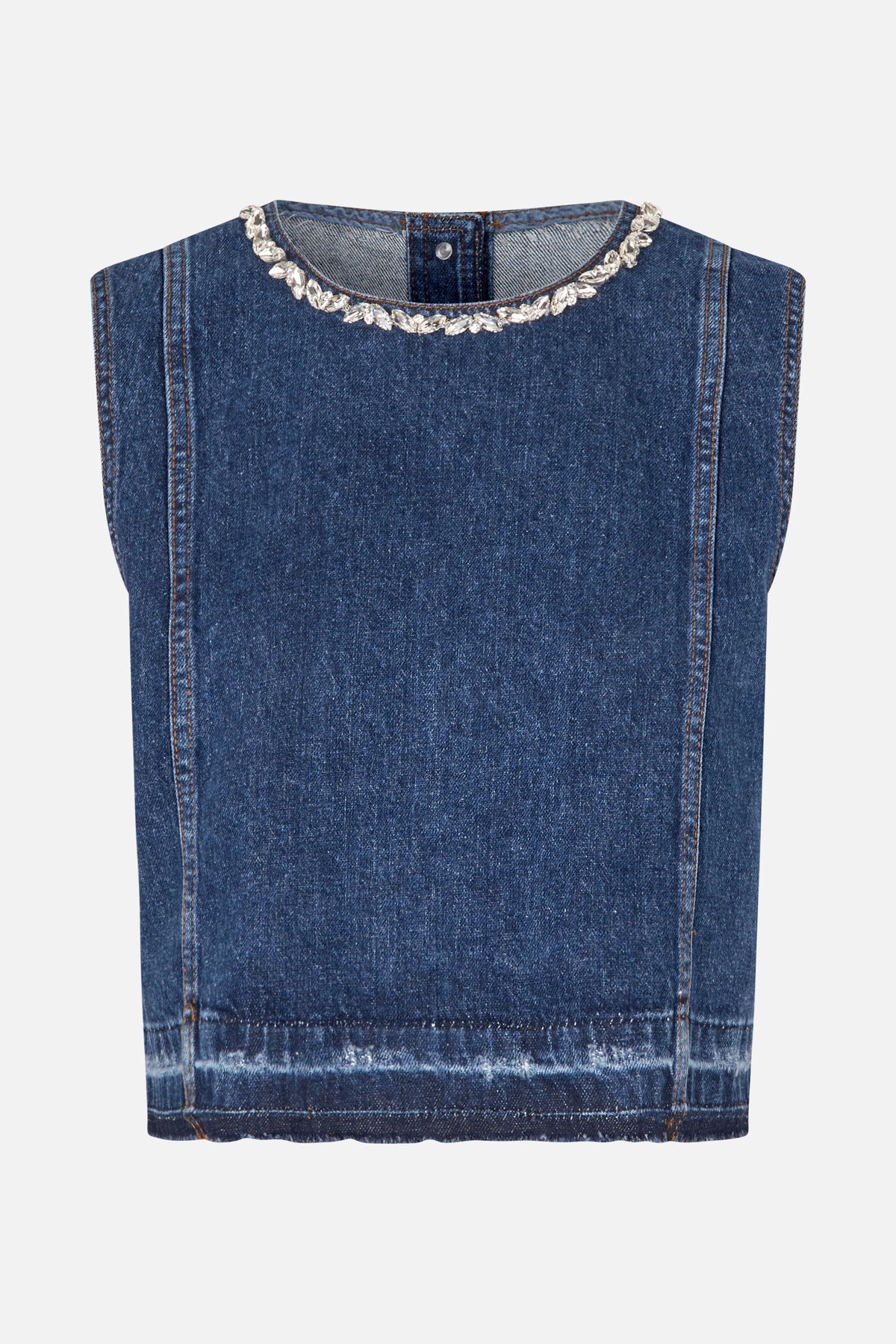 Vooraanzicht van een donkerblauwe mouwloze denimtop met contrasterende stiksels en een ronde hals met fonkelende versiering