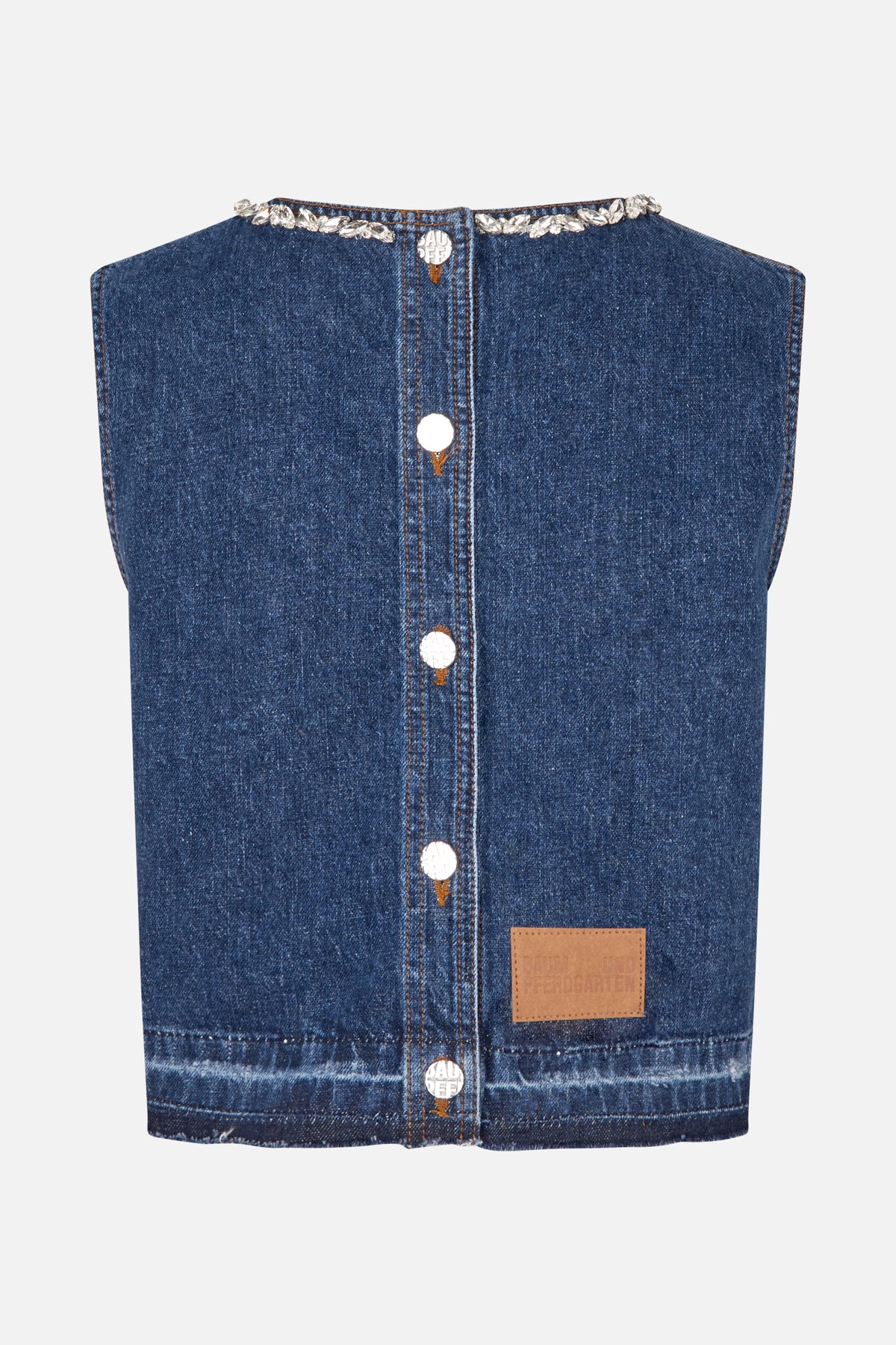 Vooraanzicht van een donkerblauwe denim top zonder mouwen met een met juwelen versierde halslijn, contrasterende naden en knopen met logo.