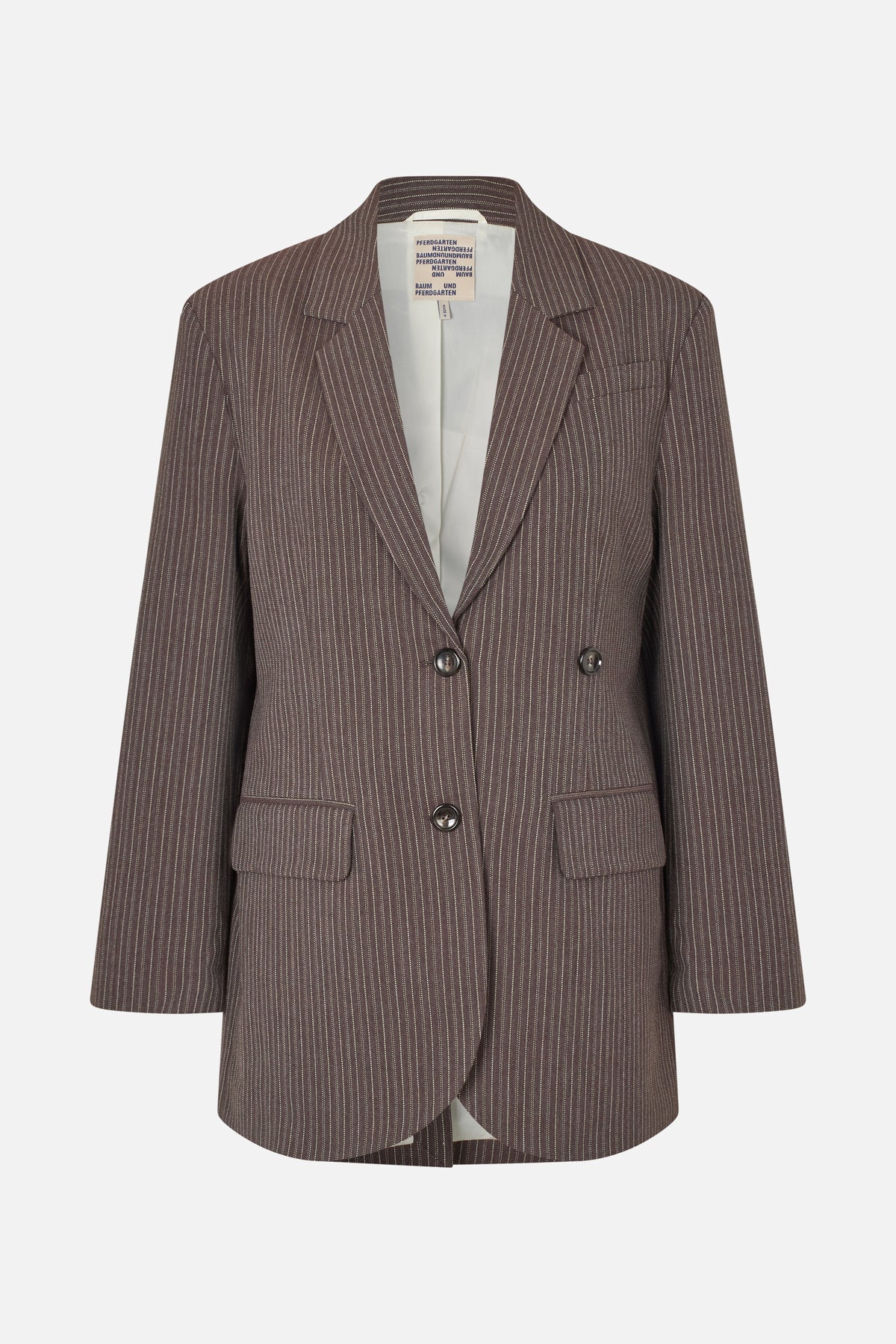 Vooraanzicht van een bruine blazer met fijne witte krijtstrepen, revers met inkeping, drie knopen en twee klepzakken.