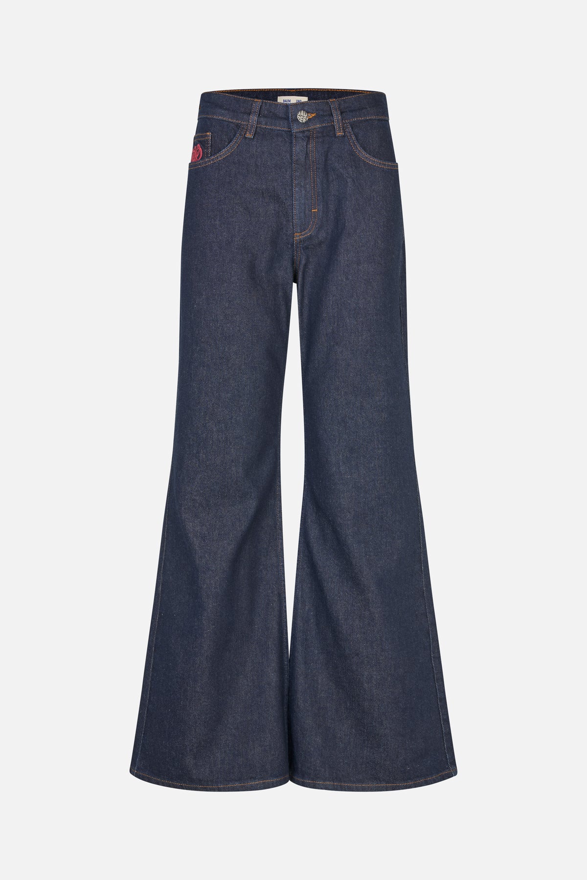 Frontansicht einer Jeans in dunklem Indigo mit weitem Bein, orangefarbenen Kontrastnähten, Gürtelschlaufen und Vordertaschen.
