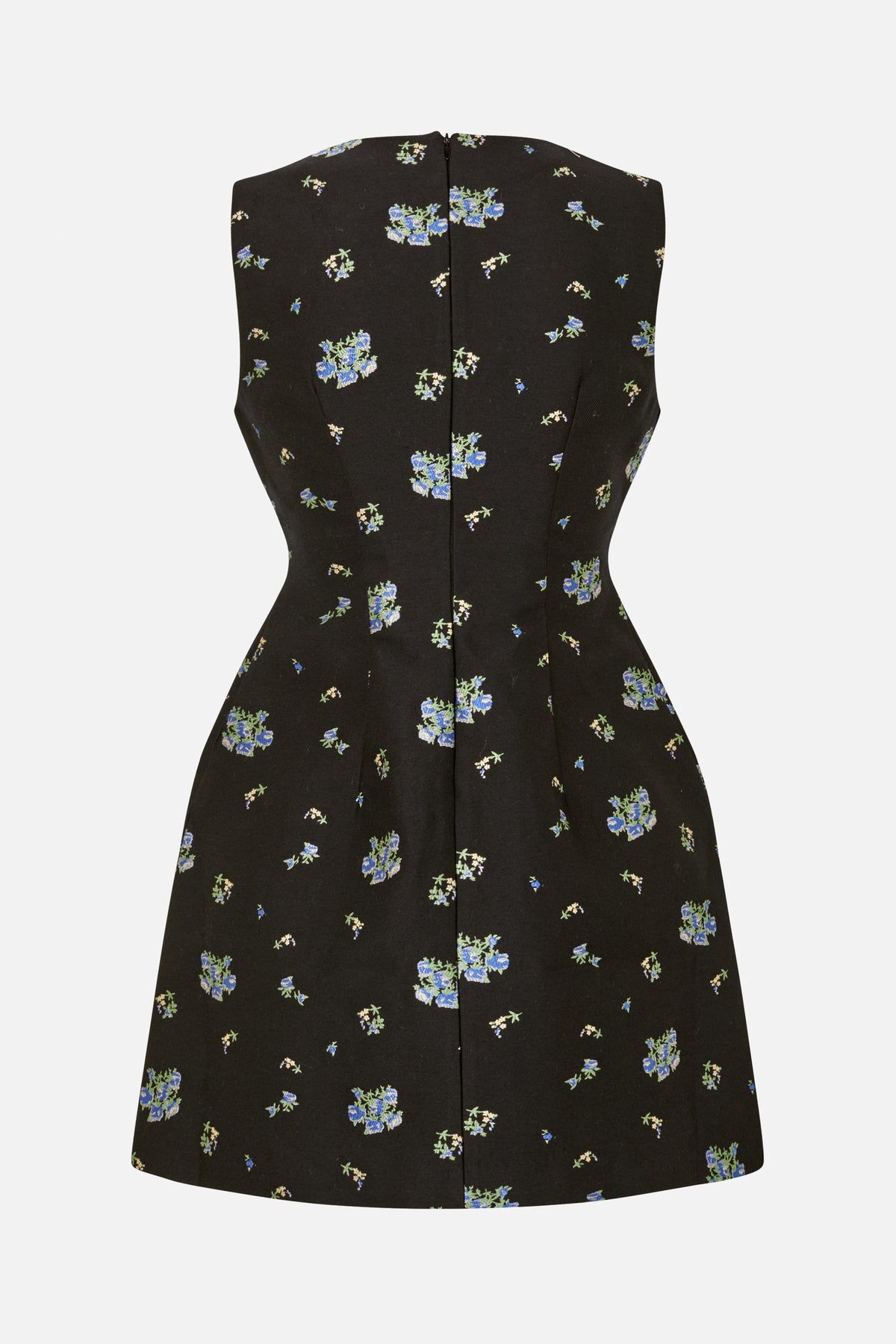 Achteraanzicht van een mouwloze zwarte, getailleerde jurk met uitlopende rok, verspreide bloemenprint in blauw, groen en crème en een rits middenachter.