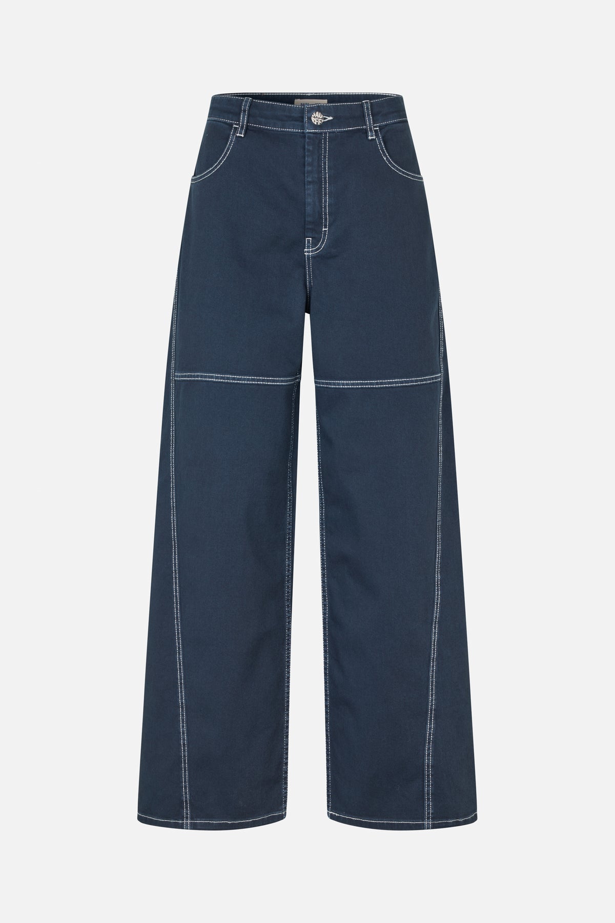 Vorderansicht einer dunkelblauen Jeans mit weitem Bein, weißen Kontrastnähten, geschwungenen Vordertaschen und Knopfverschluss.