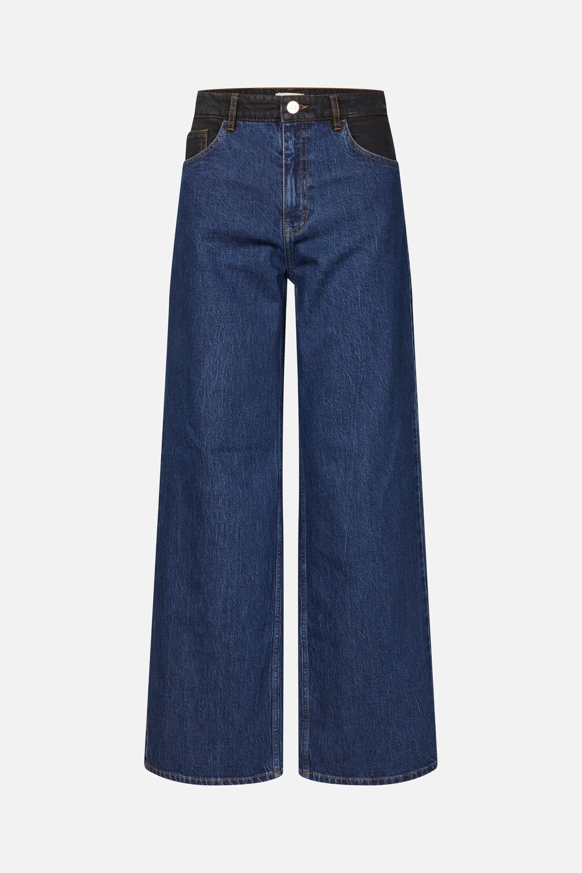Vorderansicht einer dunkelblauen, weit geschnittenen Jeans mit schwarzem denim-Kontrast am Bund und an den Taschen, goldenen Nähten und einem Knopfverschluss.