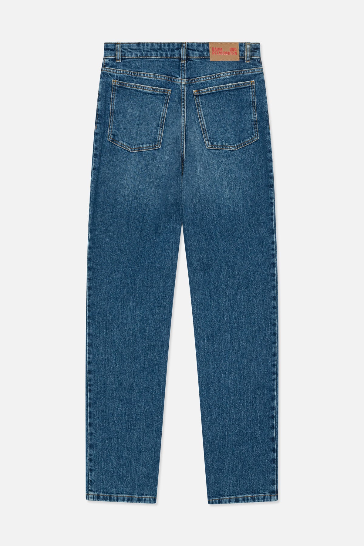 Achteraanzicht van een blauwe jeans van denim met rechte pijpen, twee opgestikte achterzakken en een lichtbruin label in de tailleband.