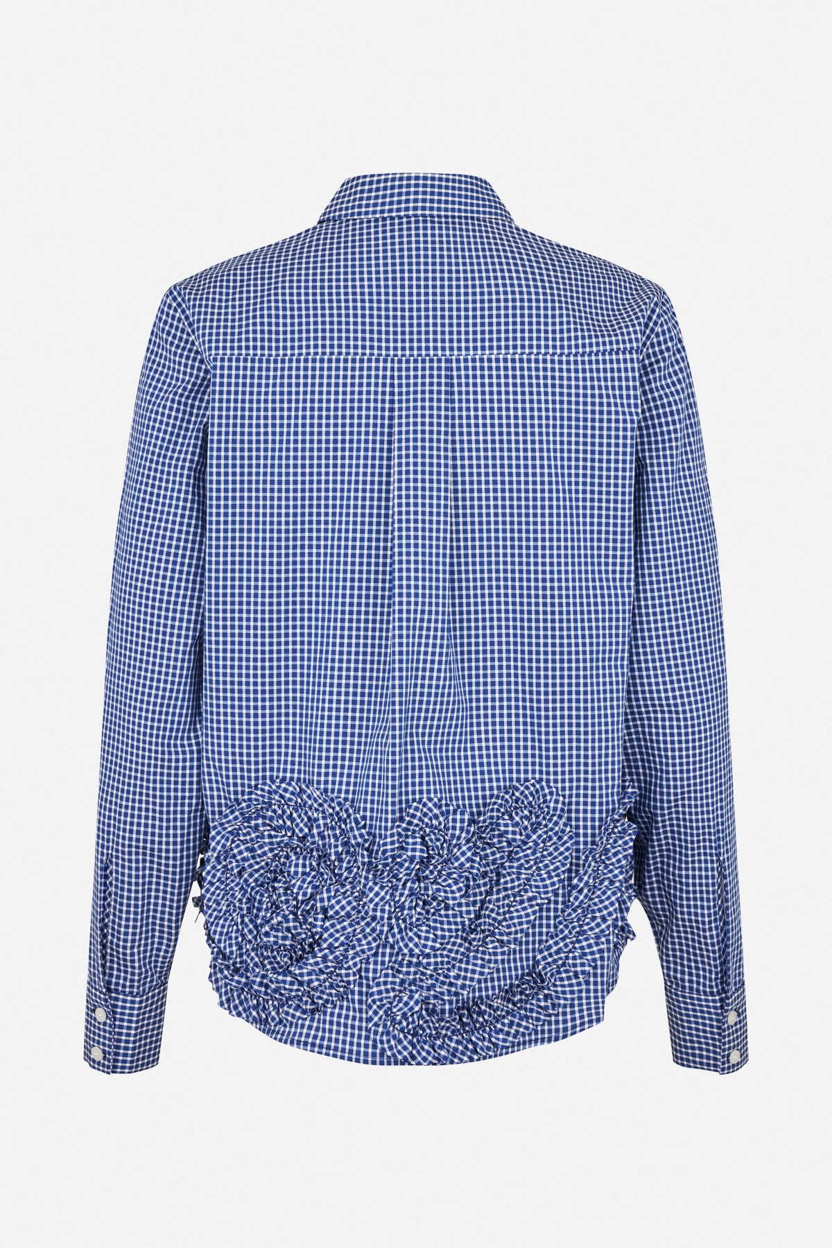 Achteraanzicht van een blauw-wit geruite blouse met lange mouwen, een puntkraag, manchetten met knopen en gerimpelde ruches over de onderrug.