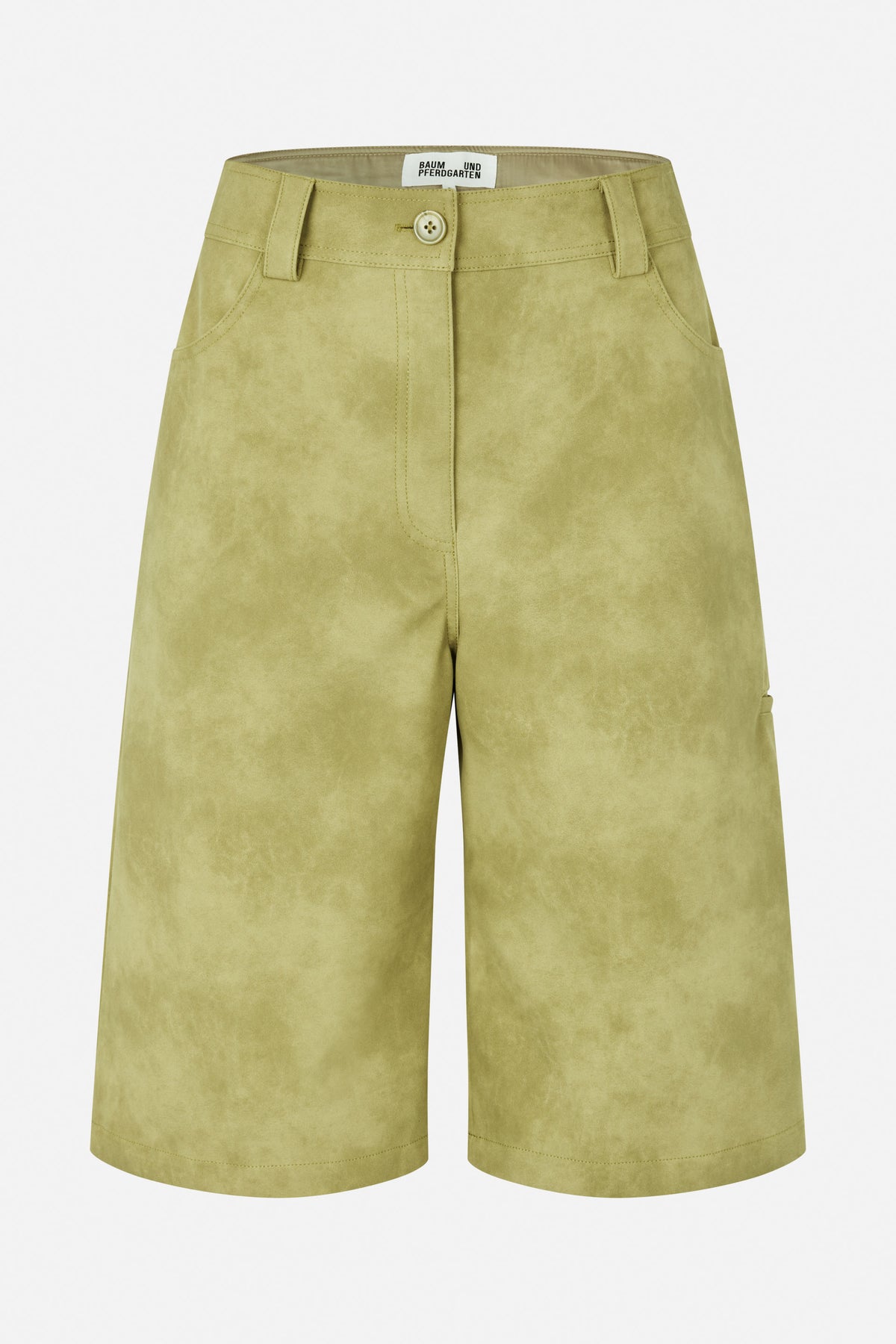 Vorderansicht von olivgrünen knielangen Shorts mit meliertem Finish, Gürtelschlaufen, Knopfverschluss und geschwungenen Seitentaschen.