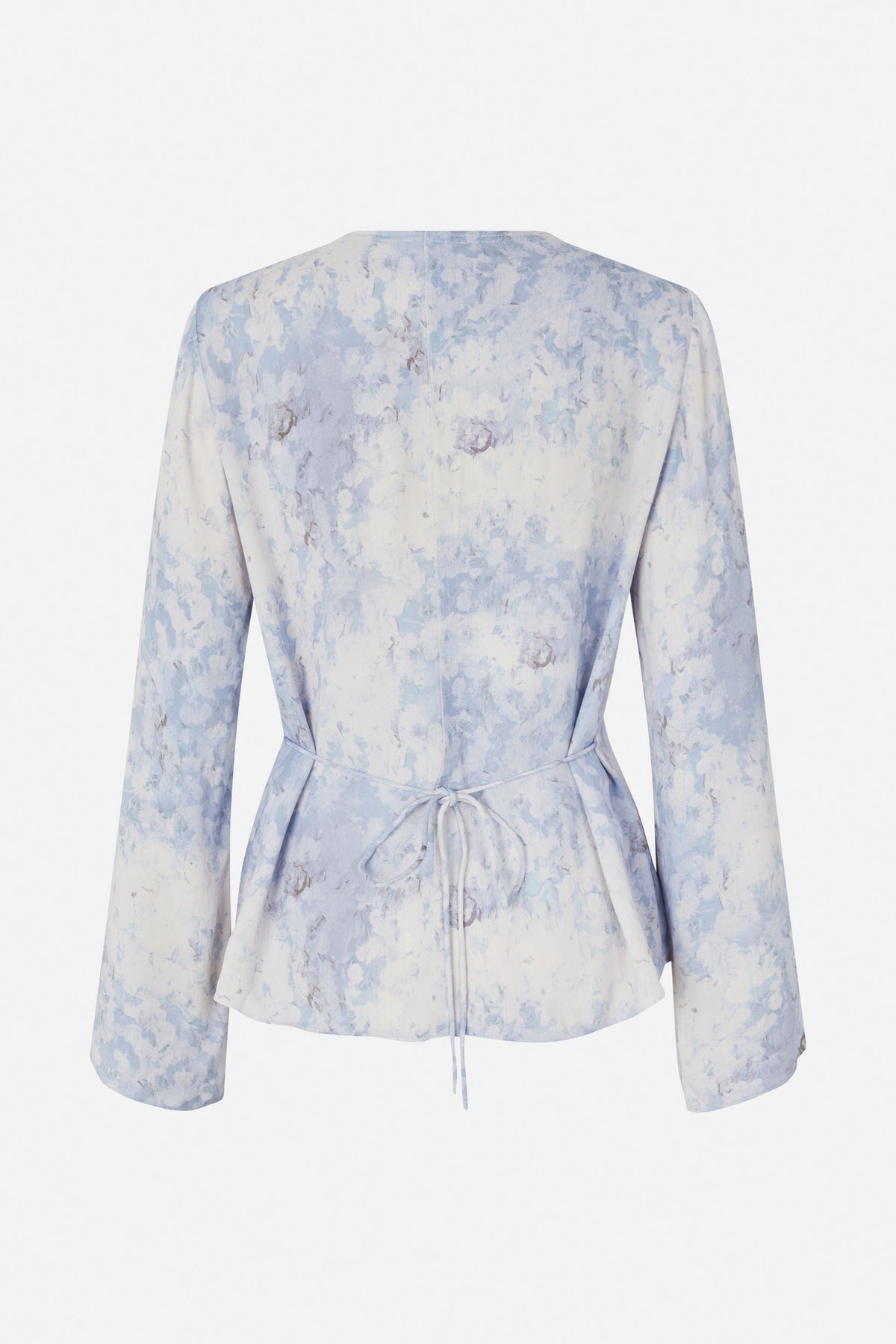 Achteraanzicht van een blouse met lange mouwen in een lichtblauw-witte abstracte bloemenprint en een ceintuur om de taille