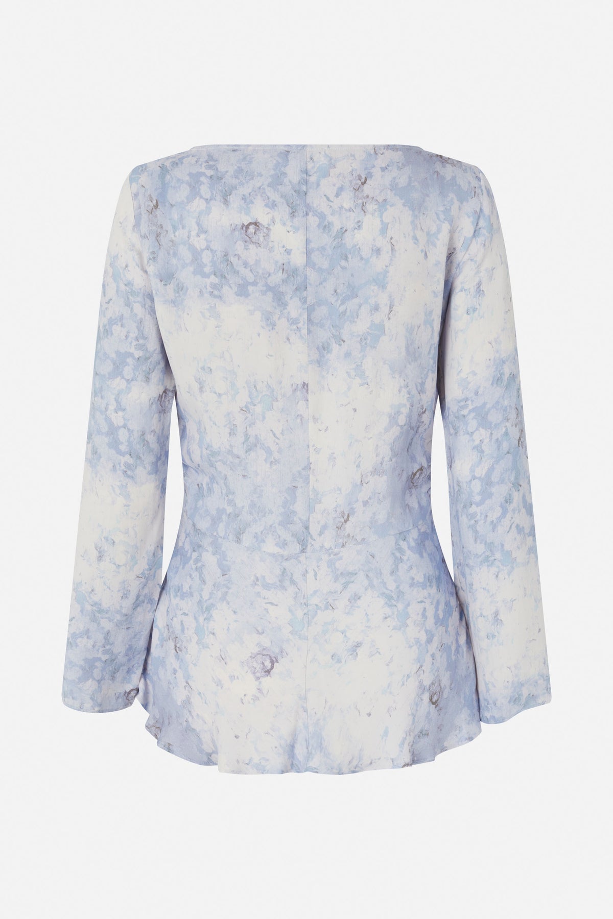 Rückenansicht einer langärmeligen Bluse mit abstraktem Blumenmuster in blassem Blau und Weiß, tailliertem Schnitt und ausgestelltem Saum.
