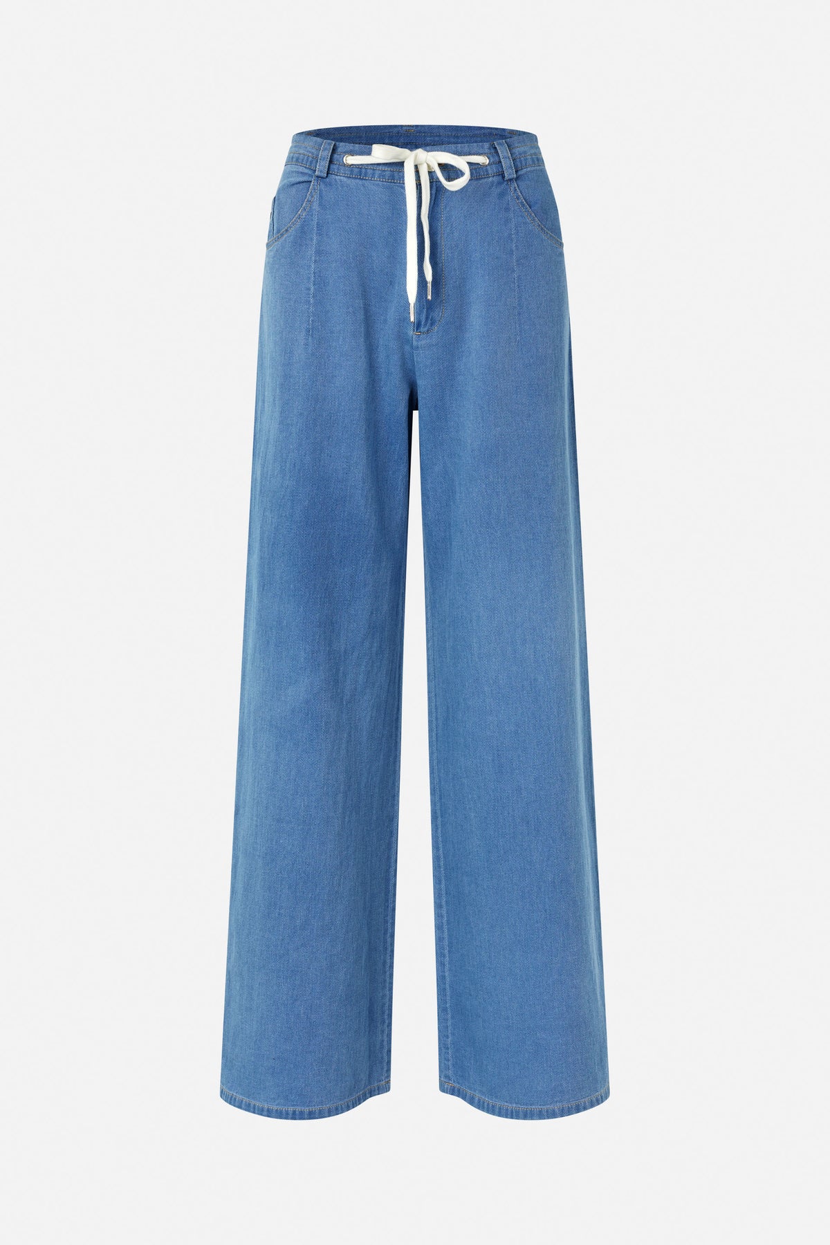 Vorderansicht einer blauen denim-Hose mit weitem Bein, weißem Kordelzugbund und geschwungenen Vordertaschen.