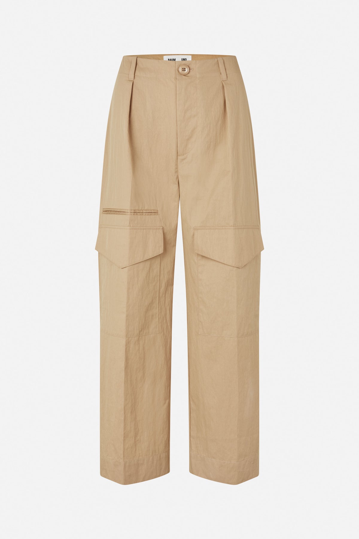 Frontansicht einer sandbeigen, weit geschnittenen Hose mit Knopfbund und oversized Klapp-Cargo-Taschen.