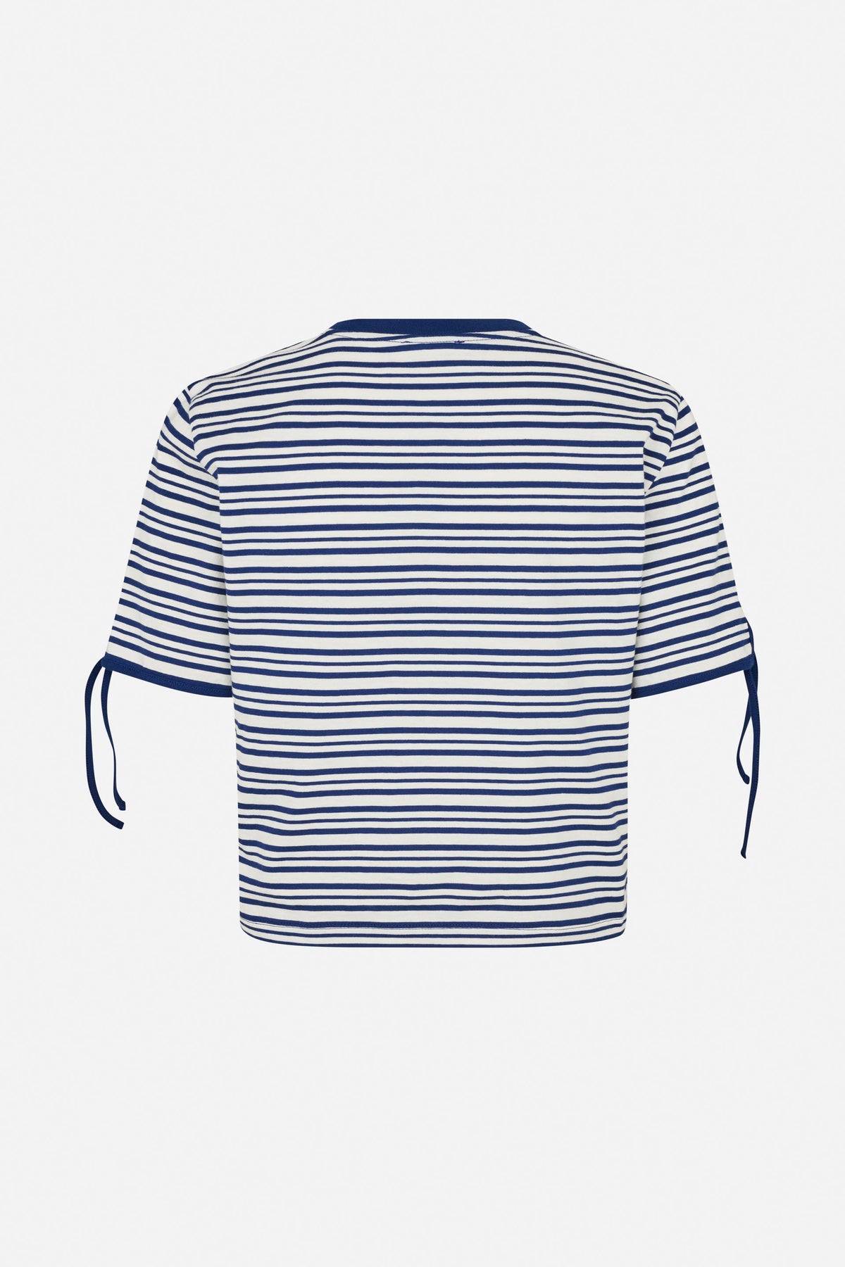 Rückenansicht eines weißen kurzärmeligen T-Shirts mit marineblauen Querstreifen und marineblauen Ärmelbändern.