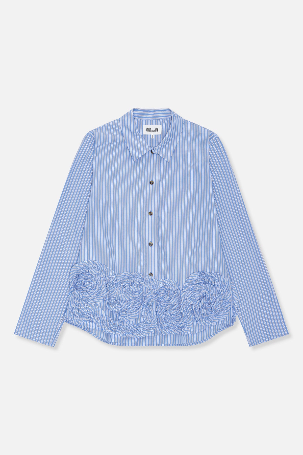 Vooraanzicht van een blauw-wit gestreepte blouse met lange mouwen, knoopsluiting, een puntkraag en een geplooid, getextureerd paneel onderaan de voorkant.