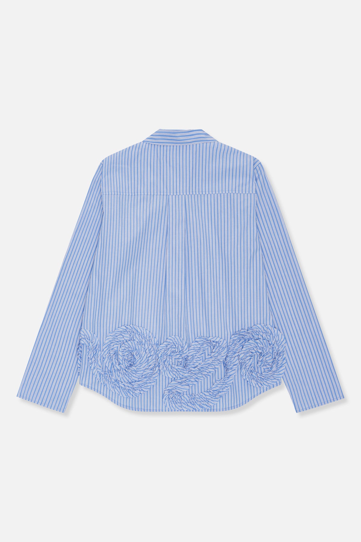 Achteraanzicht van een blauw-wit gestreepte blouse met lange mouwen en een gerimpelde zoom met ruches.