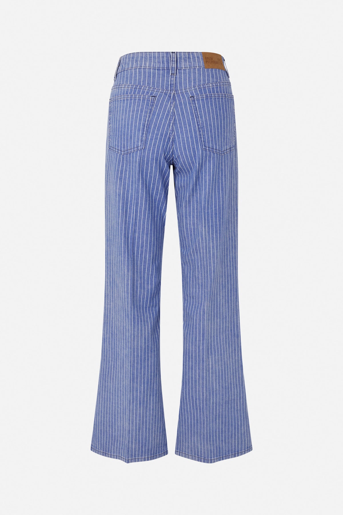Vue arrière d'un jean bleu à fines rayures, doté de deux poches plaquées, d'une étiquette sur la ceinture et de jambes évasées.