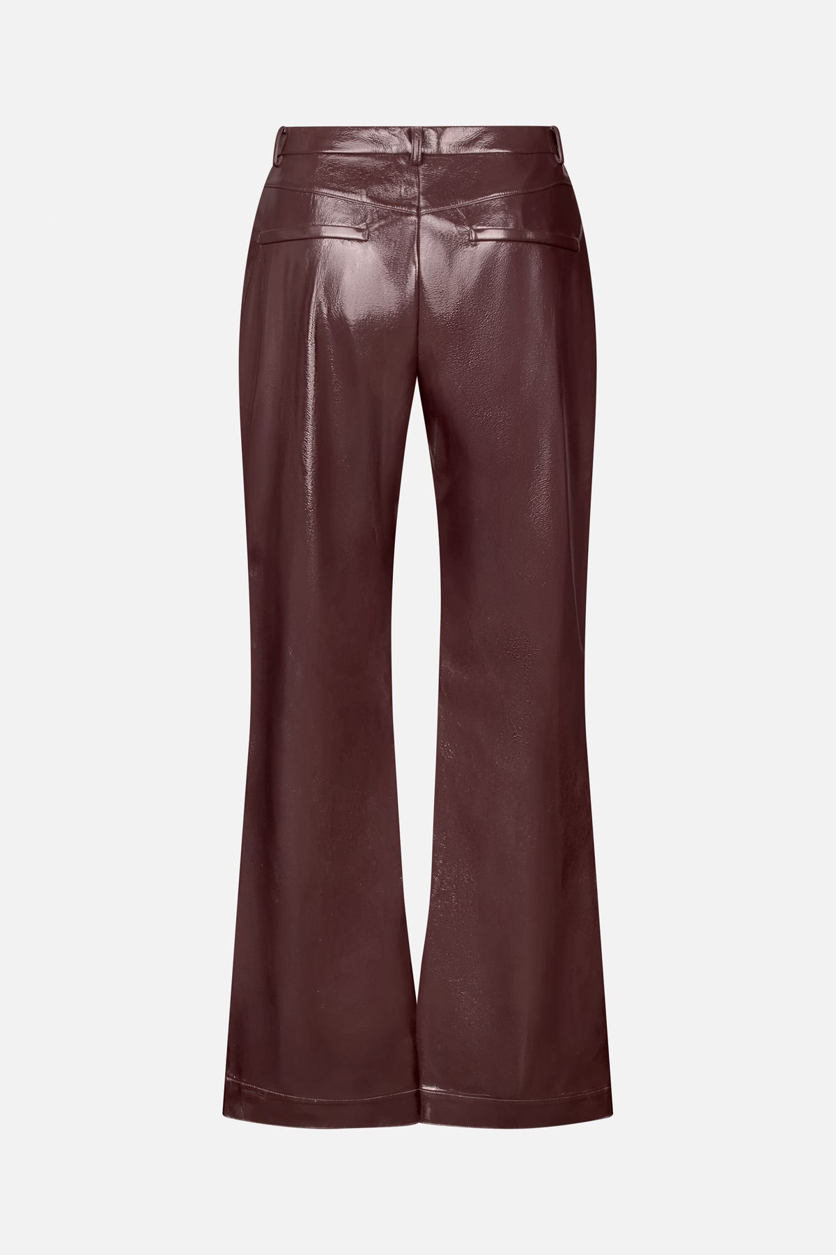 Vue de dos d'un pantalon large bordeaux brillant, doté de passants de ceinture et de deux poches passepoilées.