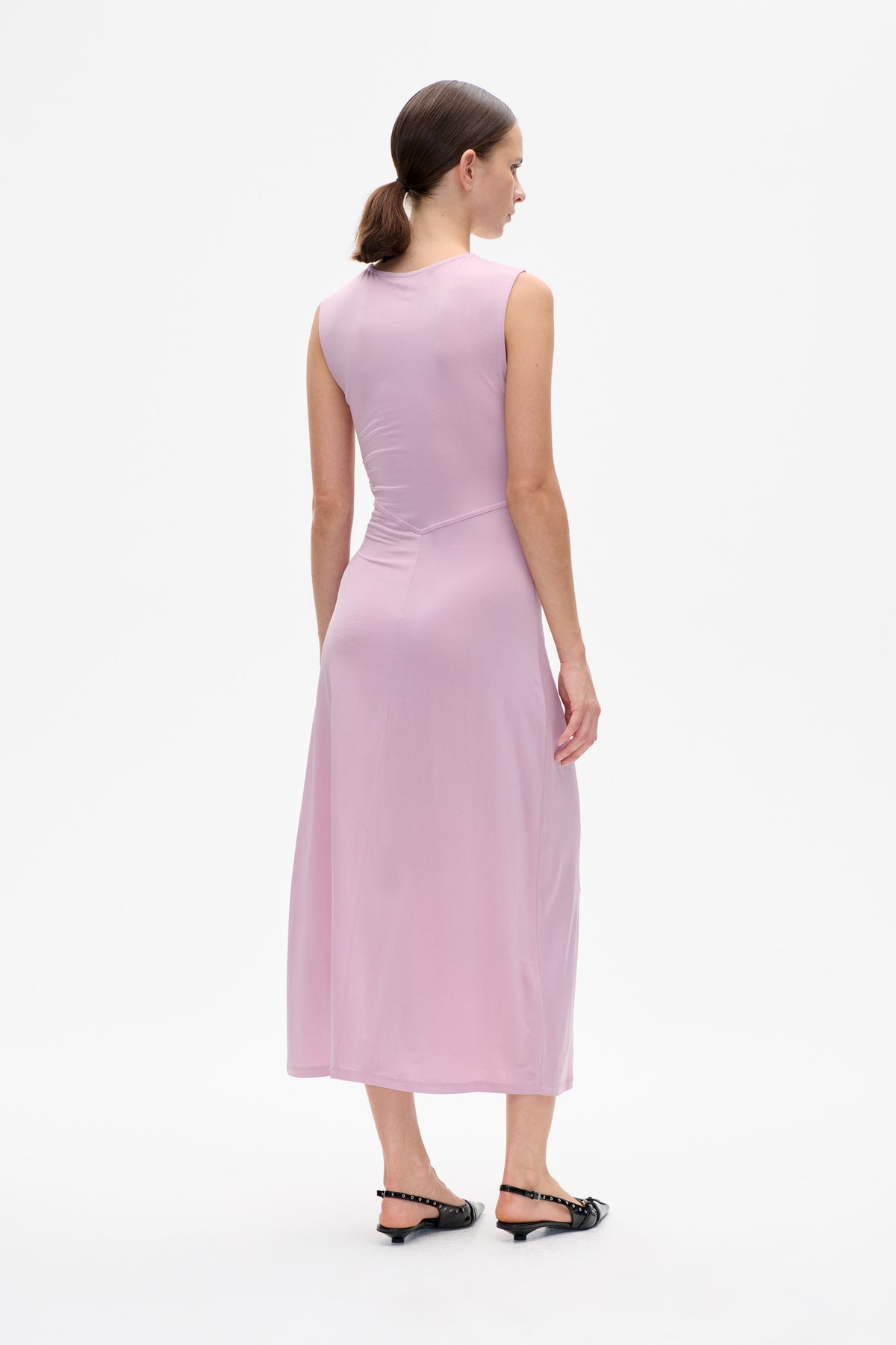Driekwart achteraanzicht van een lila, mouwloze midi-jurk met een aansluitend lijfje en een schuine taille-naad.