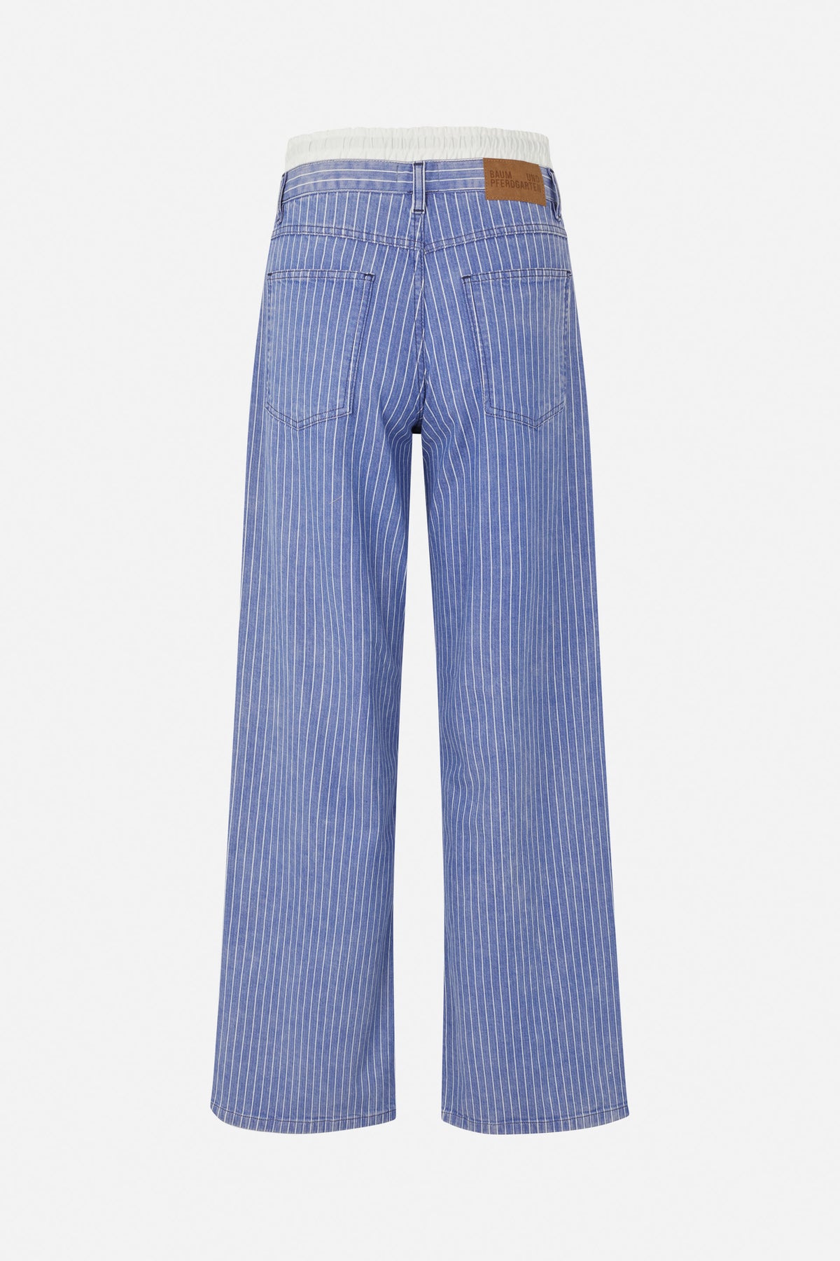 Rückansicht einer blauen Jeans mit geradem Bein, schmalen weißen Nadelstreifen, zwei aufgesetzten Taschen und braunem Label am Bund.