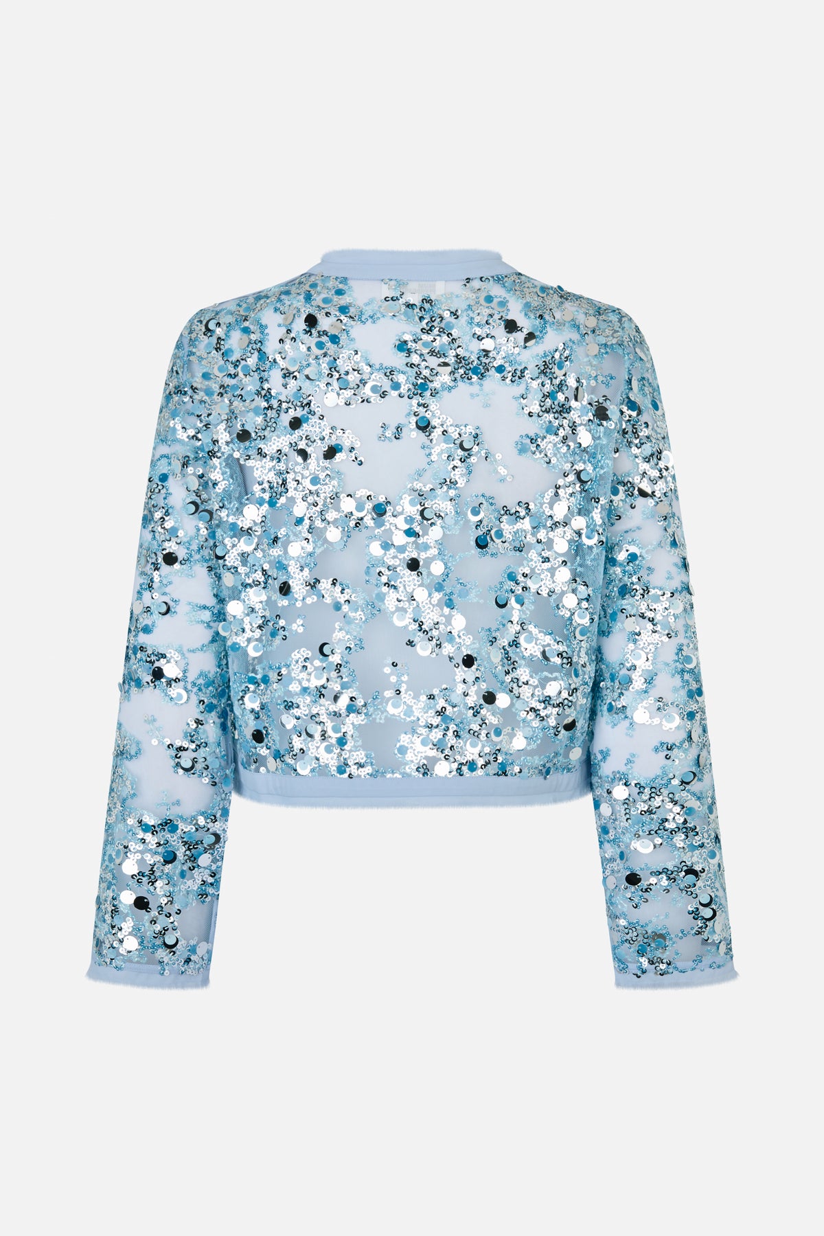Achteraanzicht van een lichtblauwe top met lange mouwen en kraag, dicht bedekt met blauwe, witte en zwarte pailletten.
