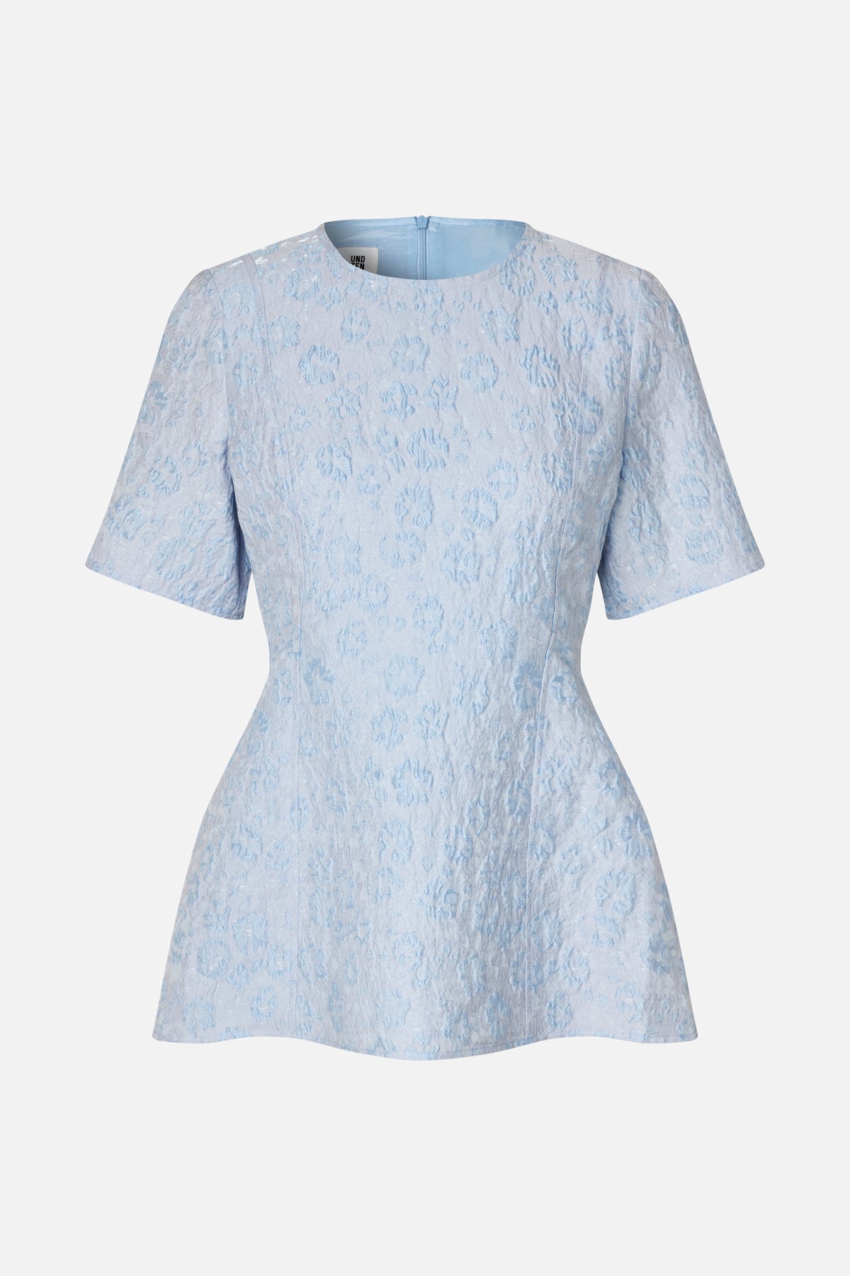 Vue de face d'une robe bleu clair à manches courtes, motif floral en relief, encolure ronde, taille cintrée et jupe évasée
