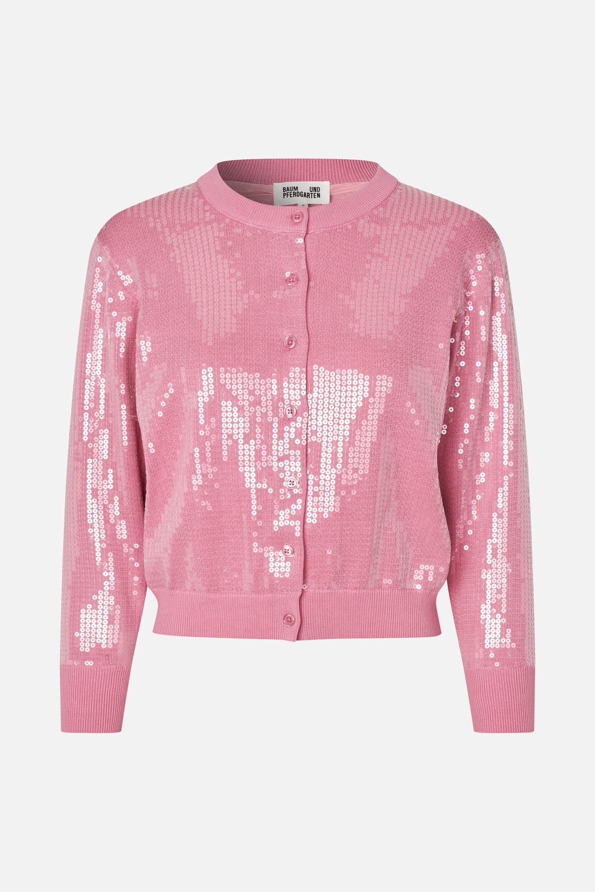 Vue de face d'un cardigan côtelé rose à boutonnage frontal, orné d'un motif abstrait en sequins blancs.