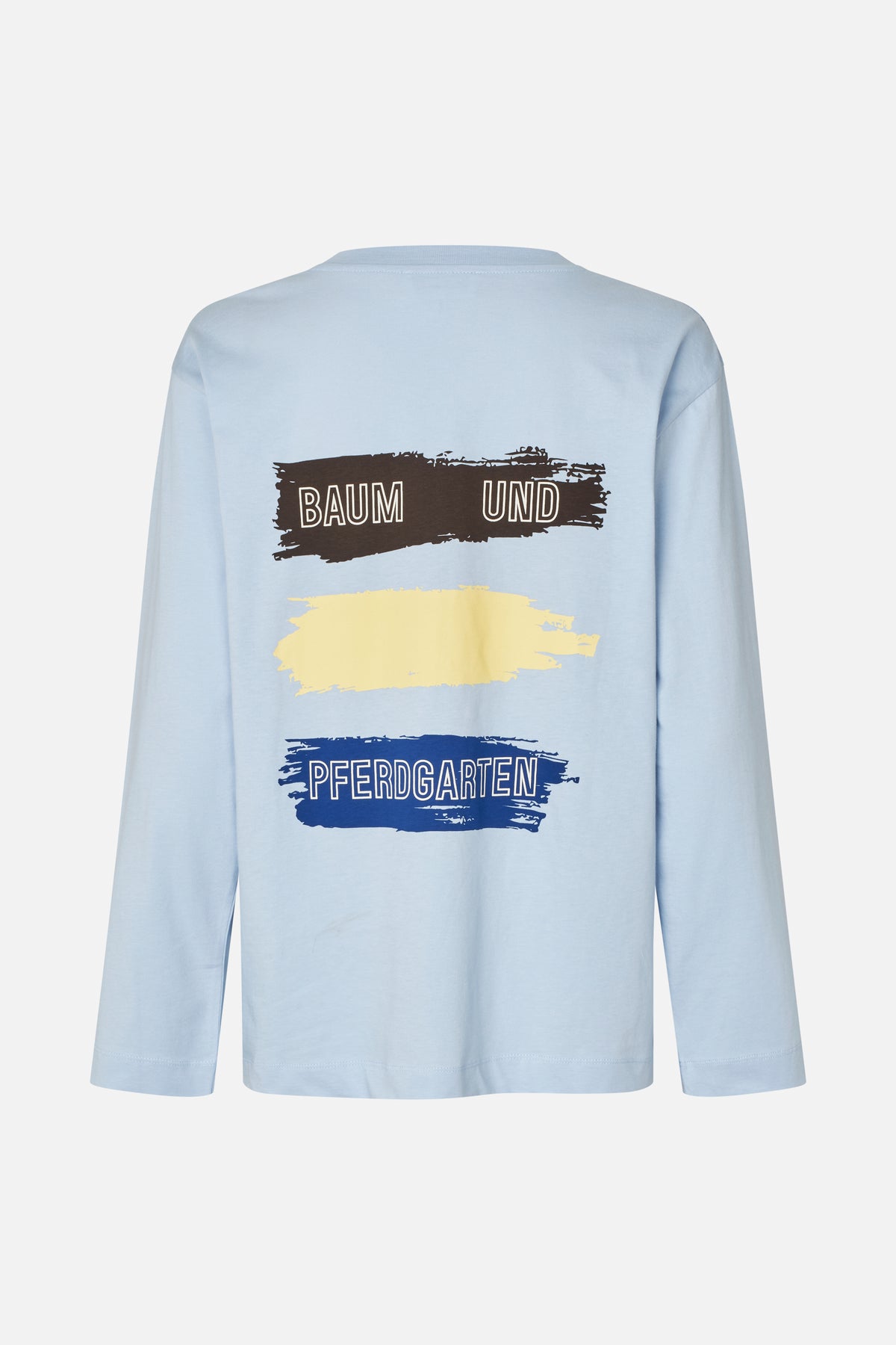Rückenansicht eines hellblauen, langärmligen Shirts mit Rundhalsausschnitt und Baum und Pferdgarten-Schriftzug in schwarzen, gelben und marineblauen Pinselstrichen.