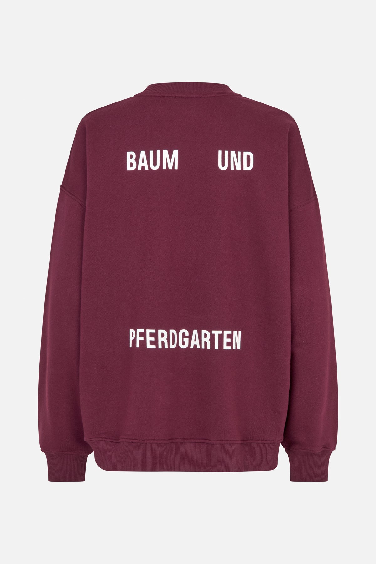 Achteraanzicht van een bordeauxkleurig sweatshirt met witte Baum und Pferdgarten-letters en geribde hals, boorden en zoom.