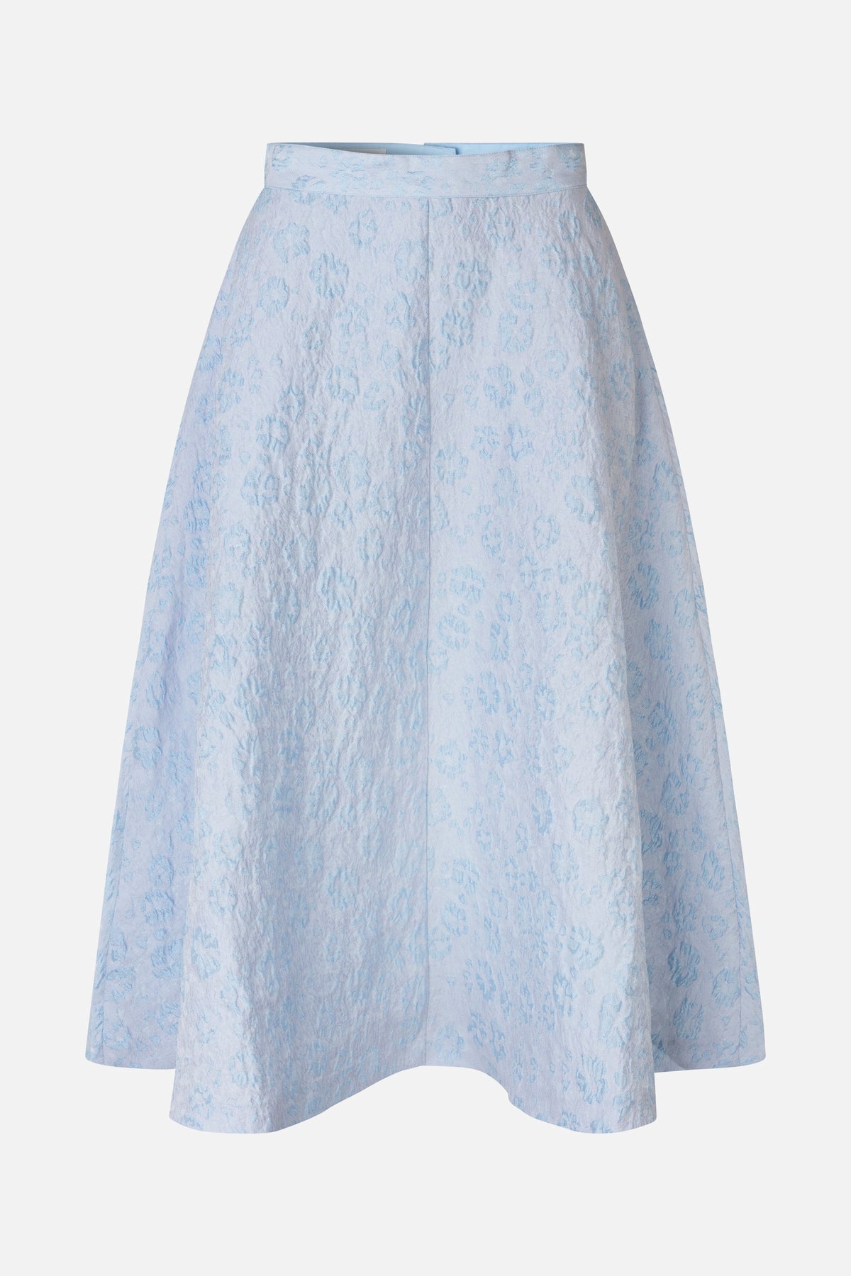 Jupe trapèze bleu pâle à motif floral ton sur ton, avec une large ceinture à la taille, vue de face.