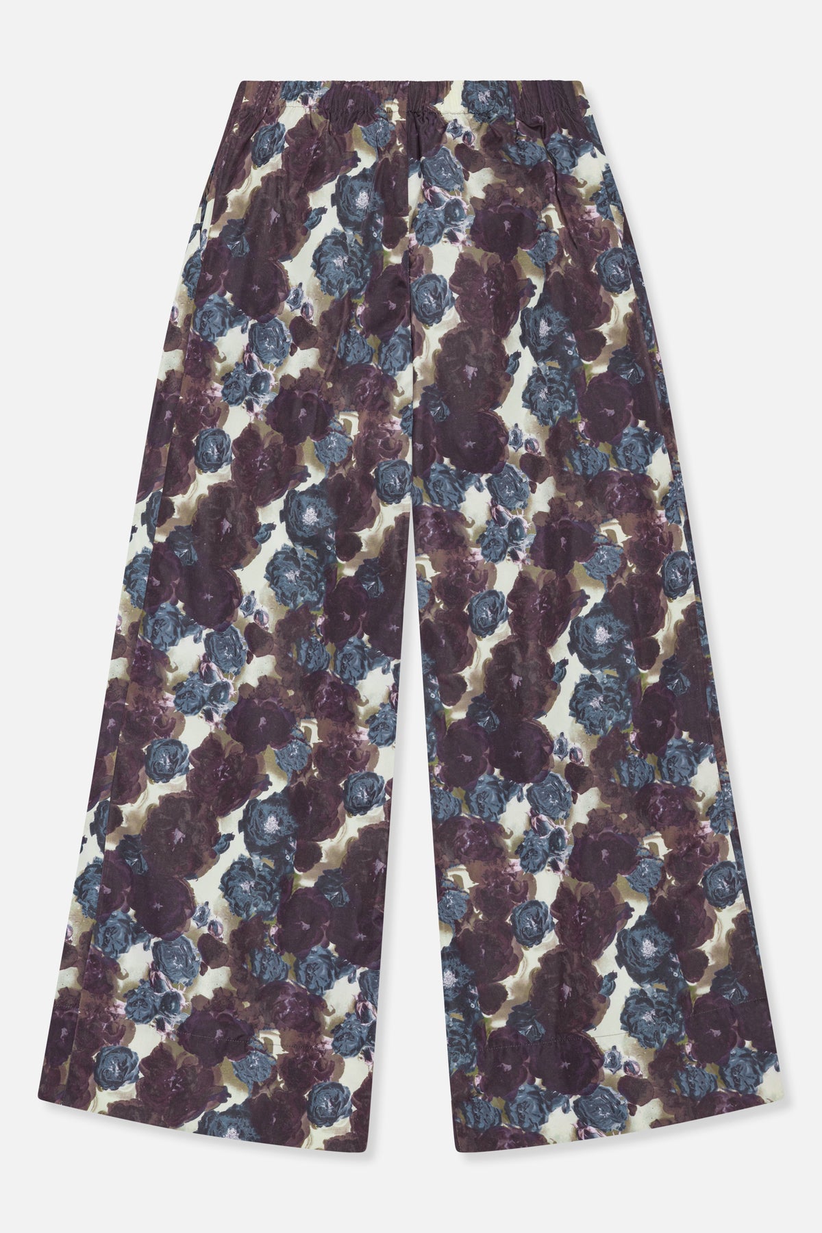 Wijde broek met een geplooide tailleband en een grote bloemenprint in pruim- en blauwtinten op een crèmekleurige achtergrond, gezien van voren.