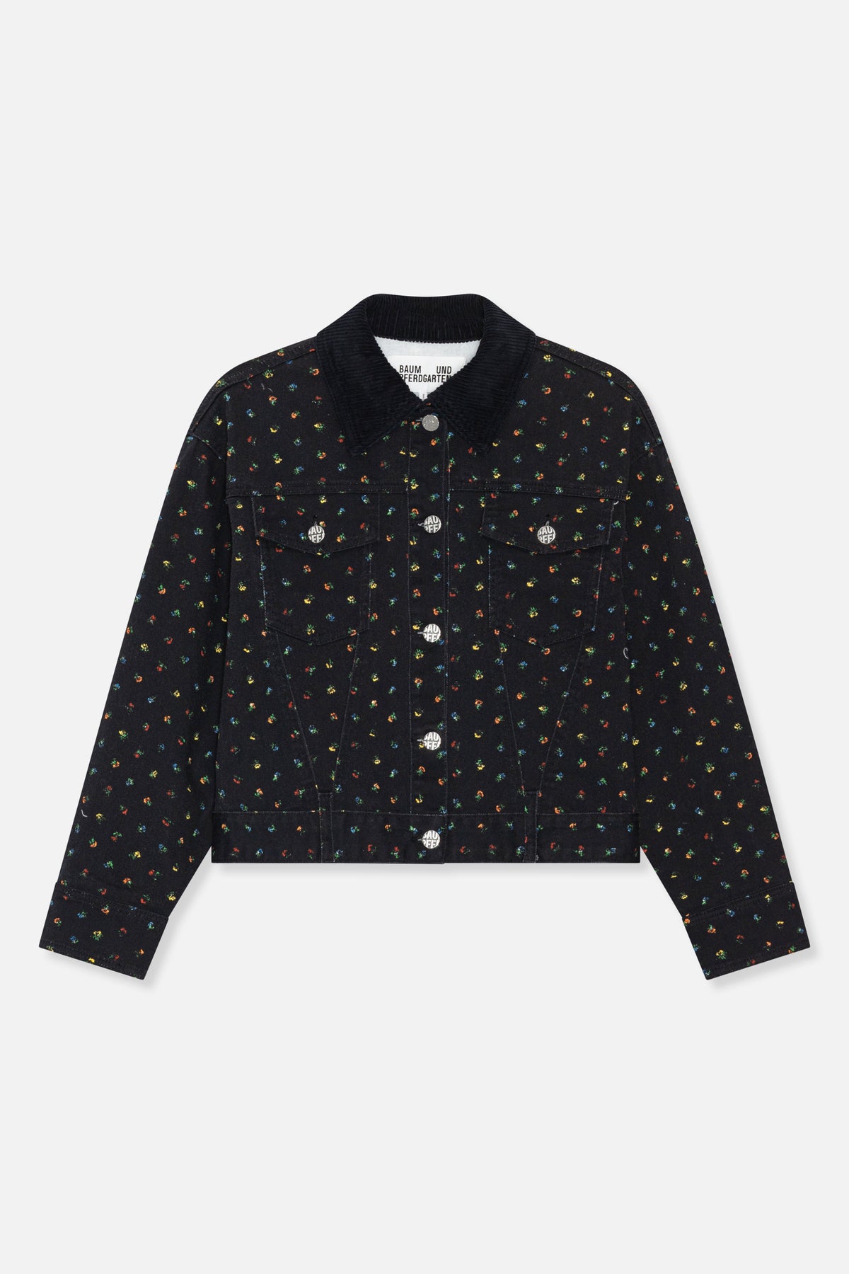 Vooraanzicht van een zwarte jas met fijne meerkleurige bloemenprint, ribfluwelen kraag, knoopsluiting en twee borstzakken met klep