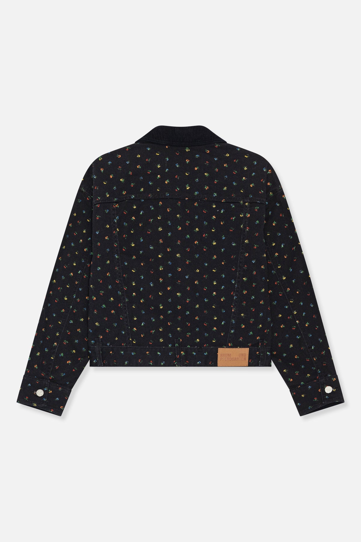 Achteraanzicht van een zwarte denimjas met meerkleurige bloemenprint, geribde kraag en manchetten met knopen.