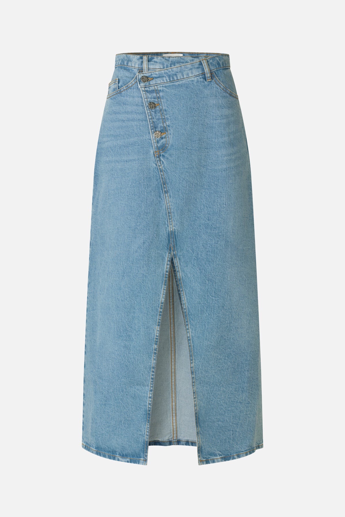 Vooraanzicht van een lichtgewassen denim maxi-rok in lichtblauw met asymmetrische knoopoverslag en lange split.