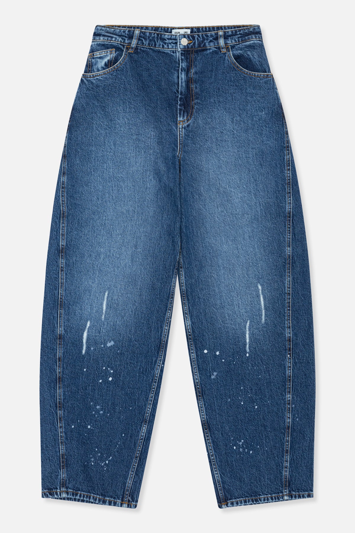 Vooraanzicht van wijdvallende blauwe jeans met contrasterende oranje stiksels, gebogen zakken en verspreide witte spetters op de broekspijpen.