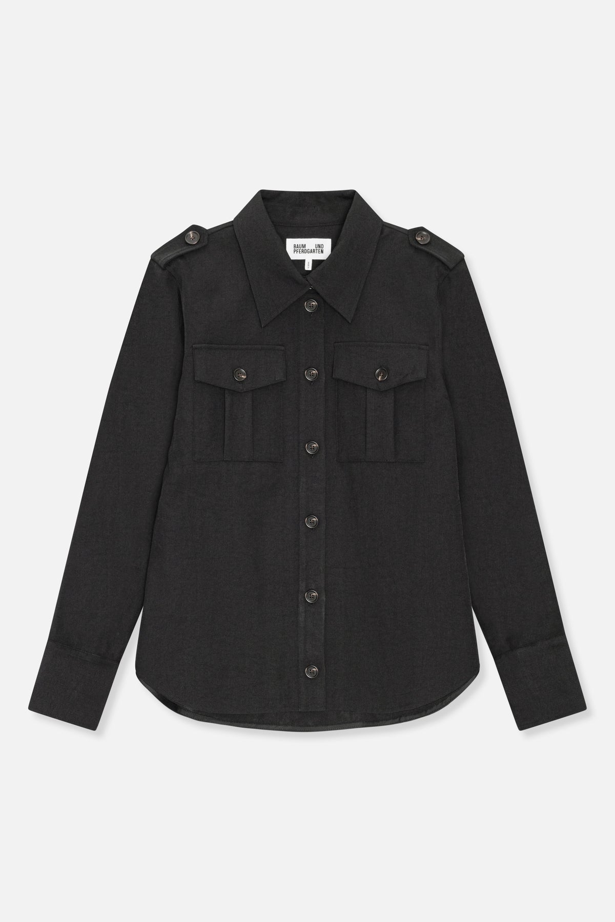 Chemise noire à manches longues, col pointu, pattes d'épaule et deux poches poitrine à rabat boutonnées, vue de face.