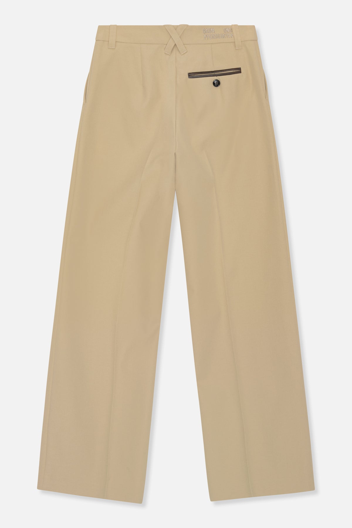 Vue de face d'un pantalon large beige, taille à cordon, avec passants de ceinture, poches obliques et une poche arrière boutonnée.