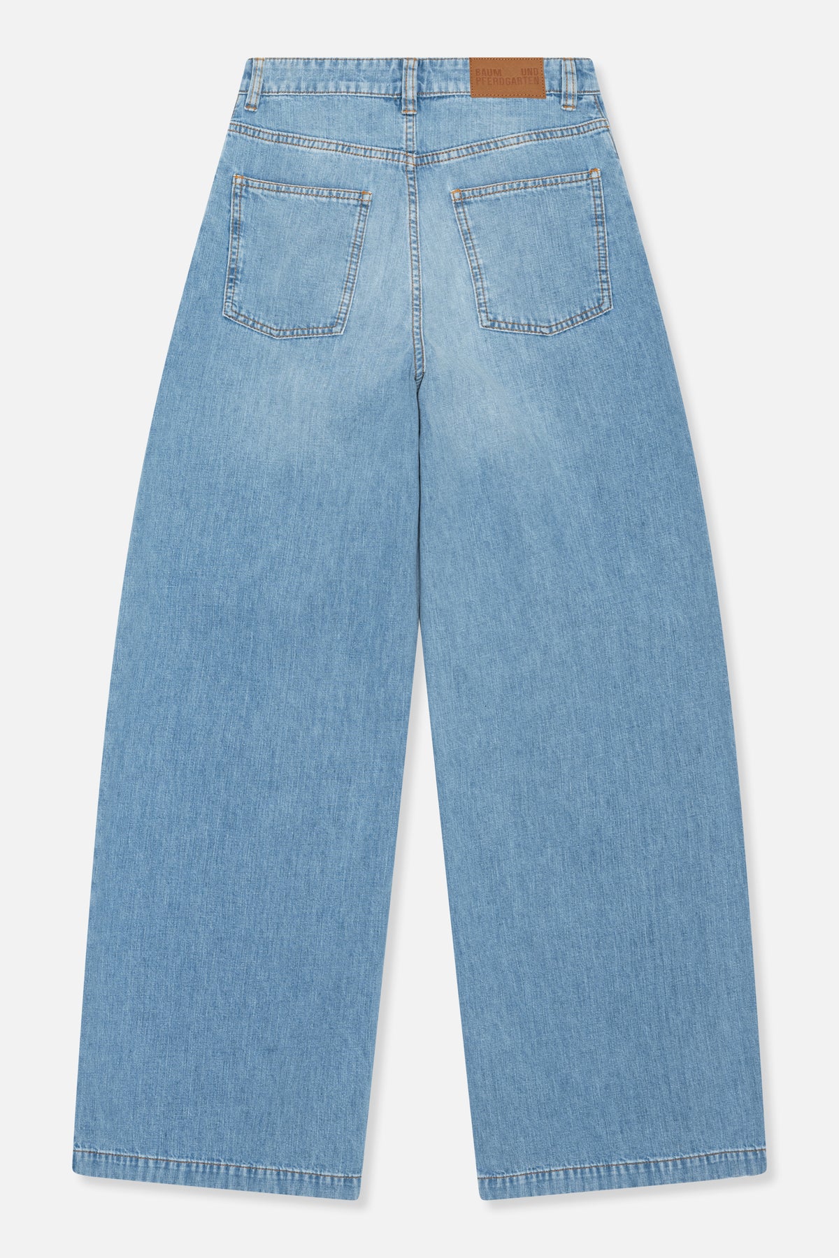 Achteraanzicht van lichtblauwe wijdvallende jeans met twee opgestikte zakken, contrasterende stiksels en een bruin label in de tailleband.