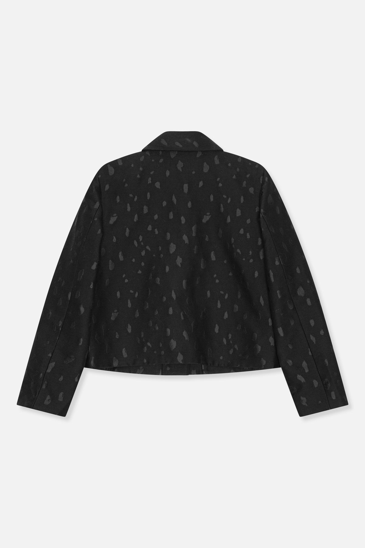 Achteraanzicht van een zwarte, getailleerde blazer met lange mouwen en verspreide tonale abstracte vlekken.
