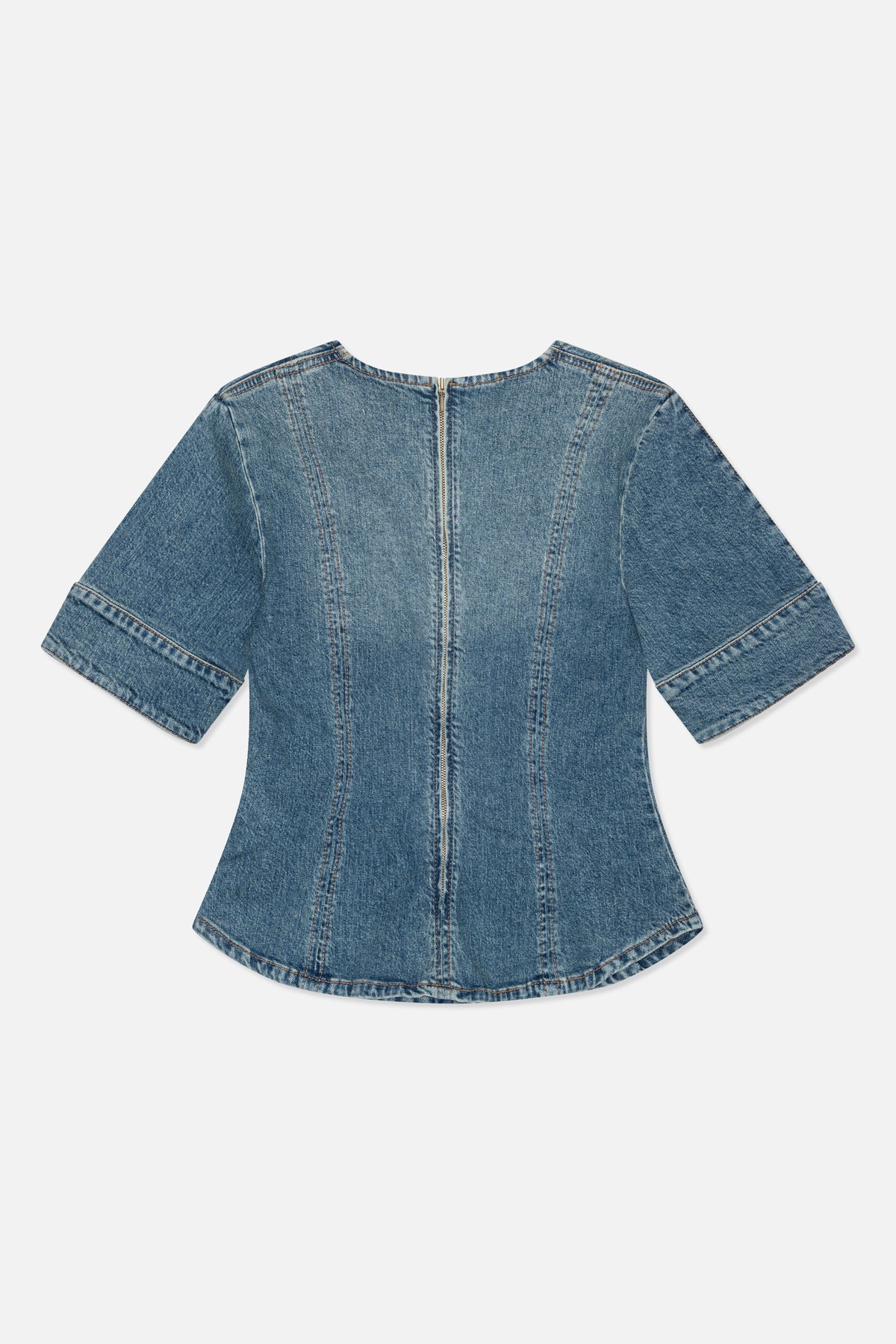 Vue de dos d'une robe en denim bleu à manches courtes, fermeture éclair centrale au dos et coutures verticales cintrées.