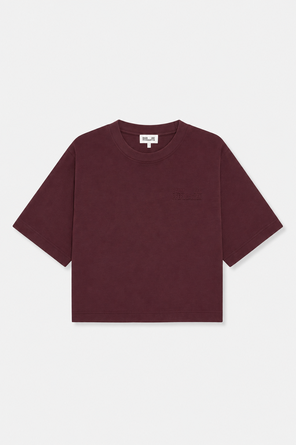 Vooraanzicht van een bordeauxrood T-shirt met korte mouwen, ronde hals en tonale Baum und Pferdgarten-letters op de borst.