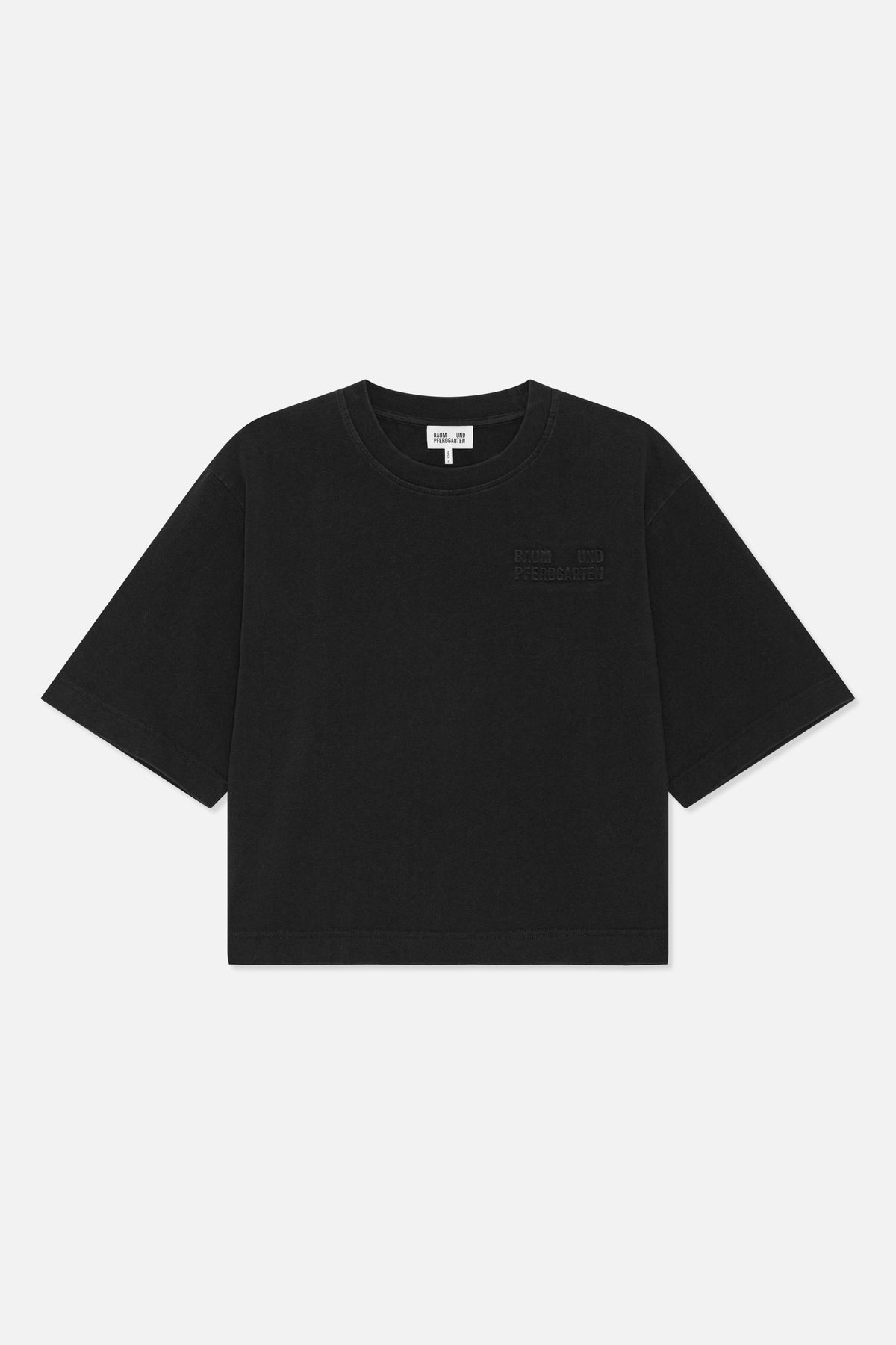 Vorderansicht eines schwarzen T-Shirts mit kurzen Ärmeln und Rundhalsausschnitt und dezent tonalem Schriftzug auf der Brust.