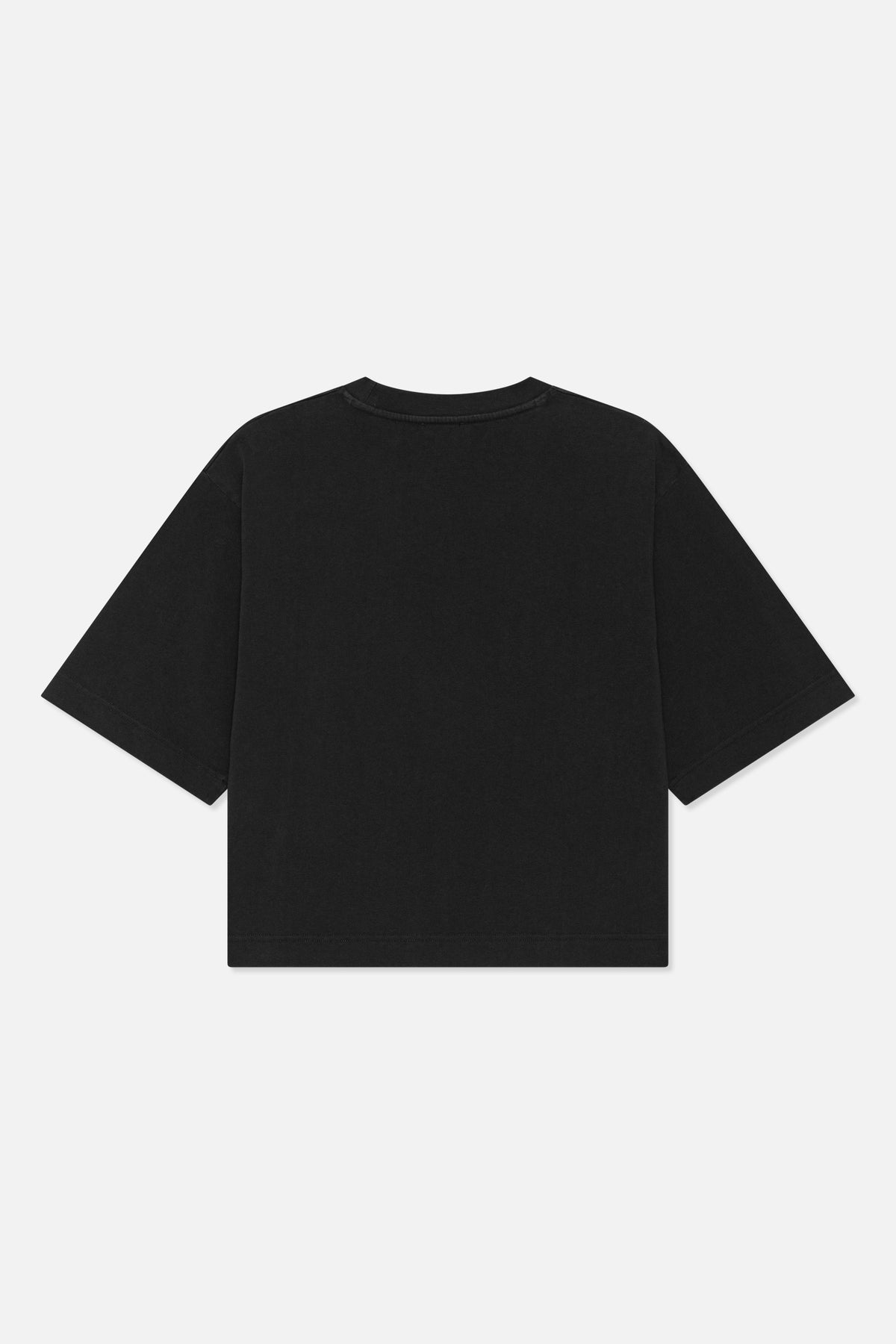 Rückenansicht eines schlichten schwarzen T-Shirts mit Rundhalsausschnitt und kurzen, weiten Ärmeln.