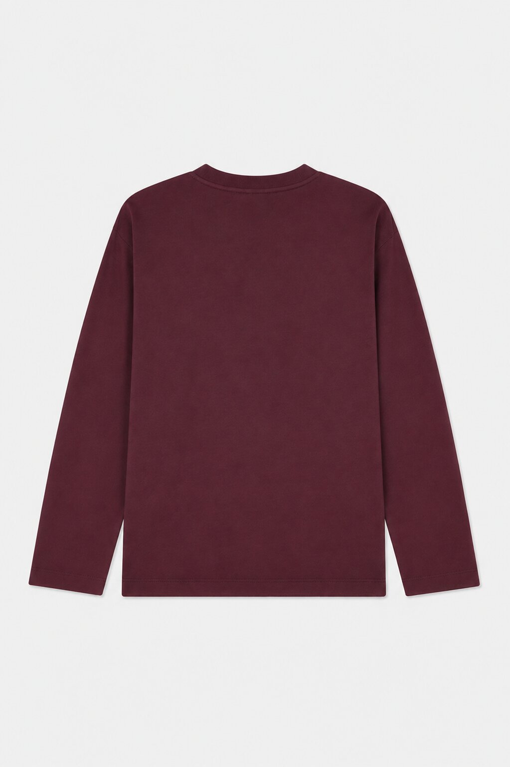 Achteraanzicht van een effen bordeauxrode blouse met lange mouwen en ronde hals.