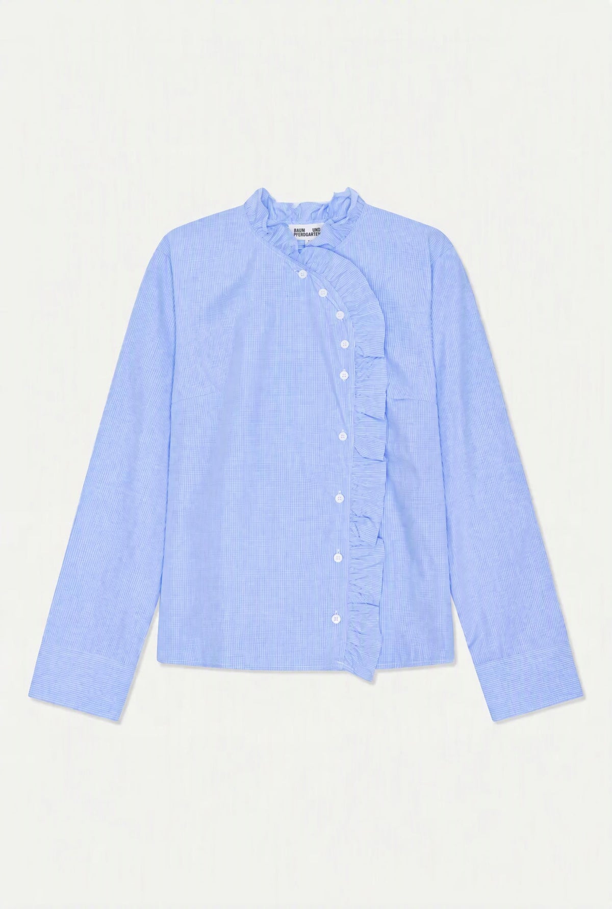 Vooraanzicht van een lichtblauwe, fijn gestreepte blouse met lange mouwen, een kraag met ruches en een asymmetrische, met ruches afgewerkte knoopsluiting.