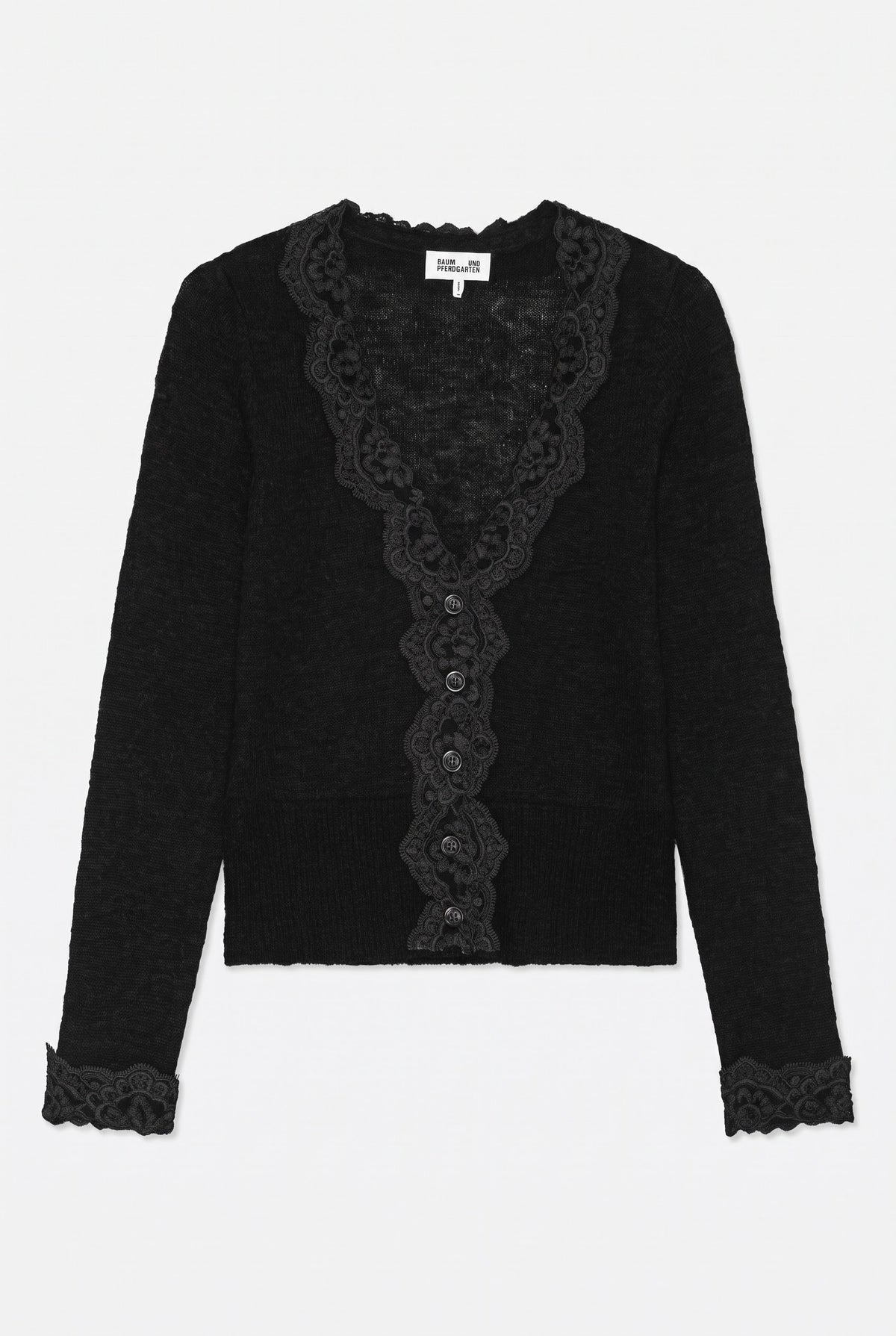 Vorderansicht einer schwarzen, langärmeligen Strickjacke mit dekorativem Blumenbesatz am Halsausschnitt, an der Knopfleiste und an den Bündchen.