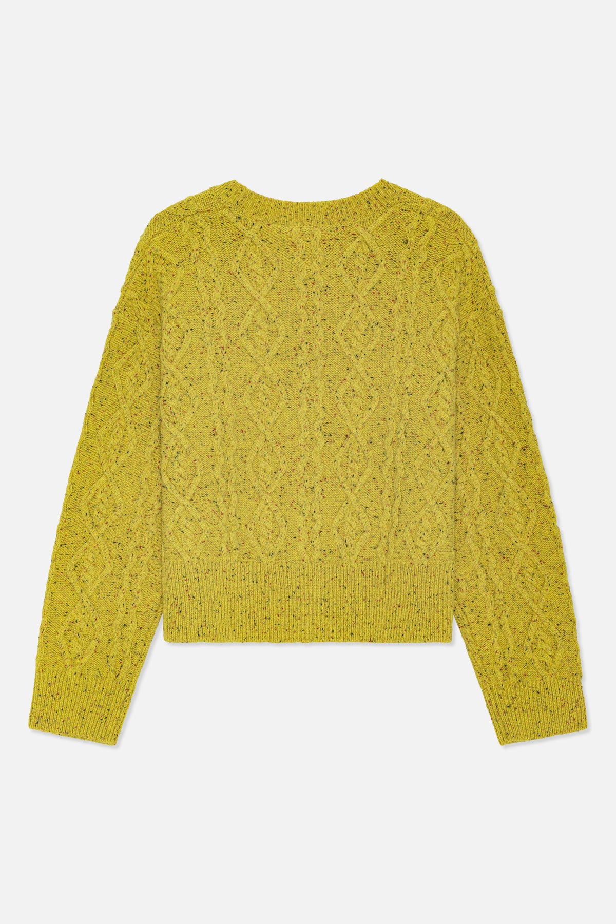 Vorderansicht eines zopfgestrickten Pullovers in chartreuse mit Sprenkeln, Rundhalsausschnitt, langen Ärmeln und Rippbündchen